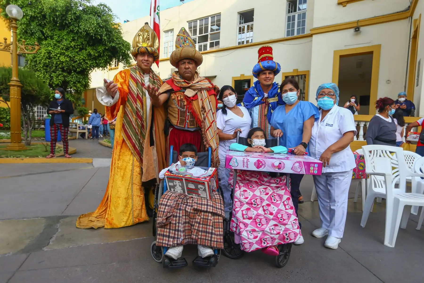 Melchor, Gaspar y Baltasar, personificados por agentes de la Unidad de la Policía Montada, escenificaron la tradicional bajada de reyes de adoración al niño Jesús y llegaron hasta el Instituto Nacioanl de Salud del Niño (INSN) y entregaron regalos a los pacientes hospitalizados.
Foto: ANDINA/Ricardo Cuba