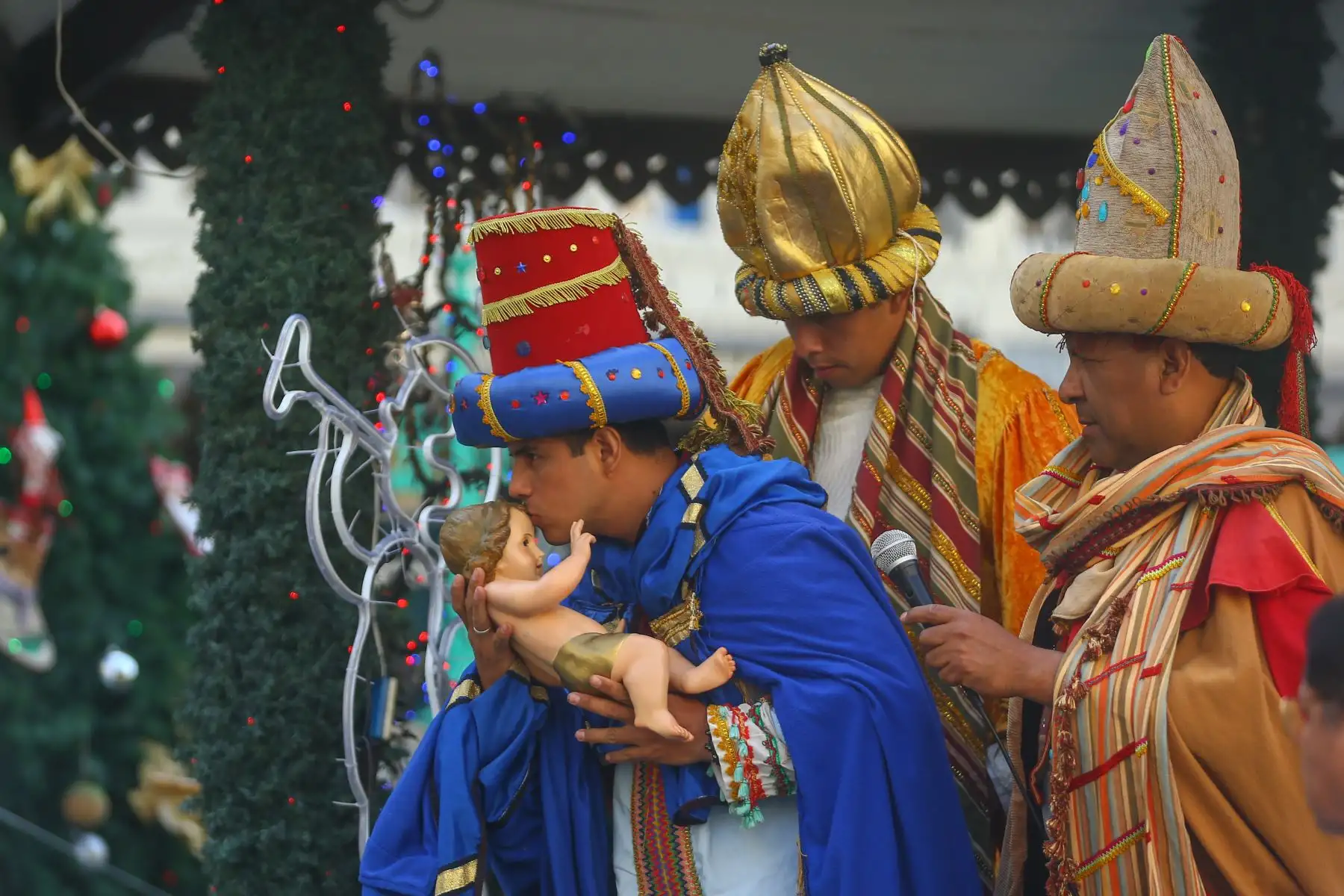 Uno de los reyes magos cargó al niño Jesús y se lo entregó al director general. Luego, obsequiaron regalos a los pacientes convalecientes que se recuperan de diferentes enfermedades, alegradoles el día.
Foto: ANDINA/Ricardo Cuba