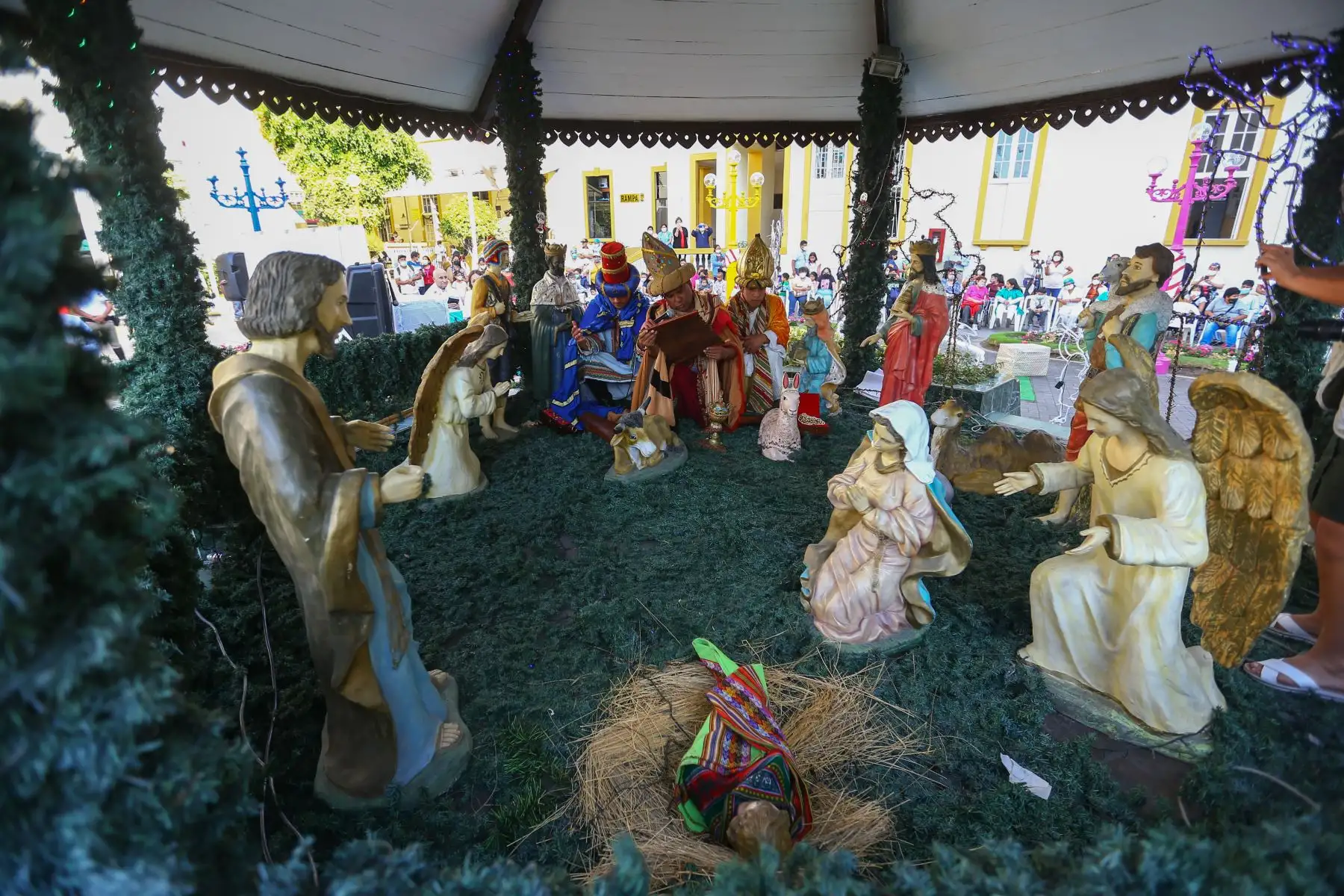 Uno de los reyes magos cargó al niño Jesús y se lo entregó al director general. Luego, obsequiaron regalos a los pacientes convalecientes que se recuperan de diferentes enfermedades, alegradoles el día.
Foto: ANDINA/Ricardo Cuba
