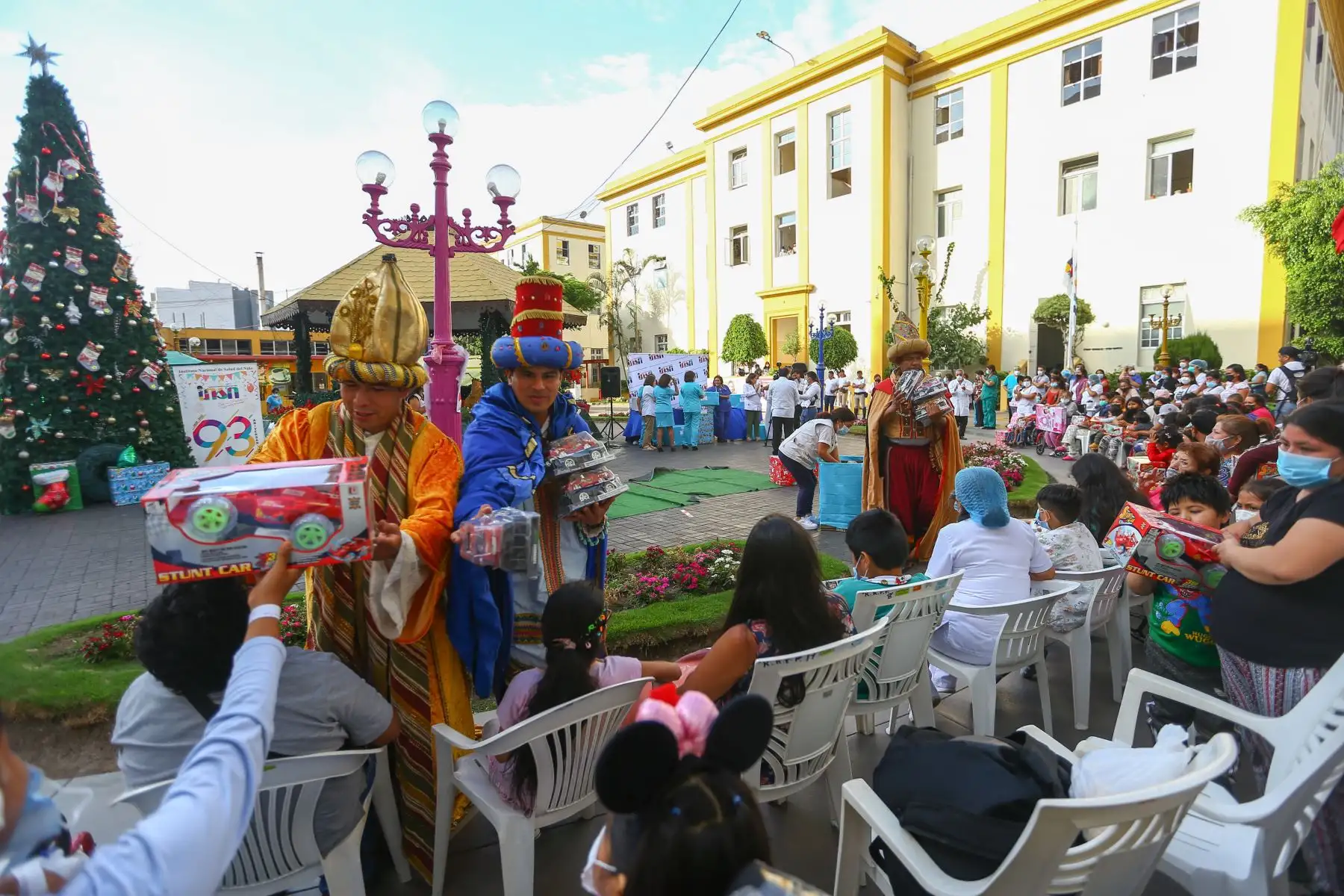 Melchor, Gaspar y Baltasar, personificados por agentes de la Unidad de la Policía Montada, escenificaron la tradicional bajada de reyes de adoración al niño Jesús y llegaron hasta el Instituto Nacioanl de Salud del Niño (INSN) y entregaron regalos a los pacientes hospitalizados.
Foto: ANDINA/Ricardo Cuba