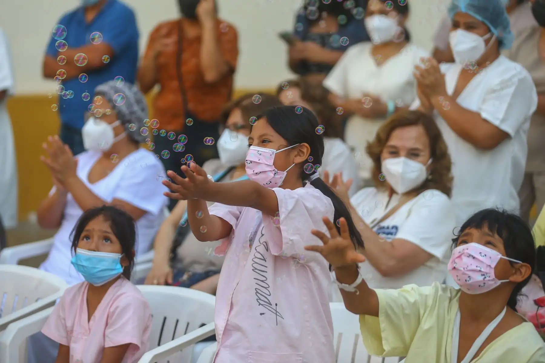 Uno de los reyes magos cargó al niño Jesús y se lo entregó al director general. Luego, obsequiaron regalos a los pacientes convalecientes que se recuperan de diferentes enfermedades, alegradoles el día.
Foto: ANDINA/Ricardo Cuba
