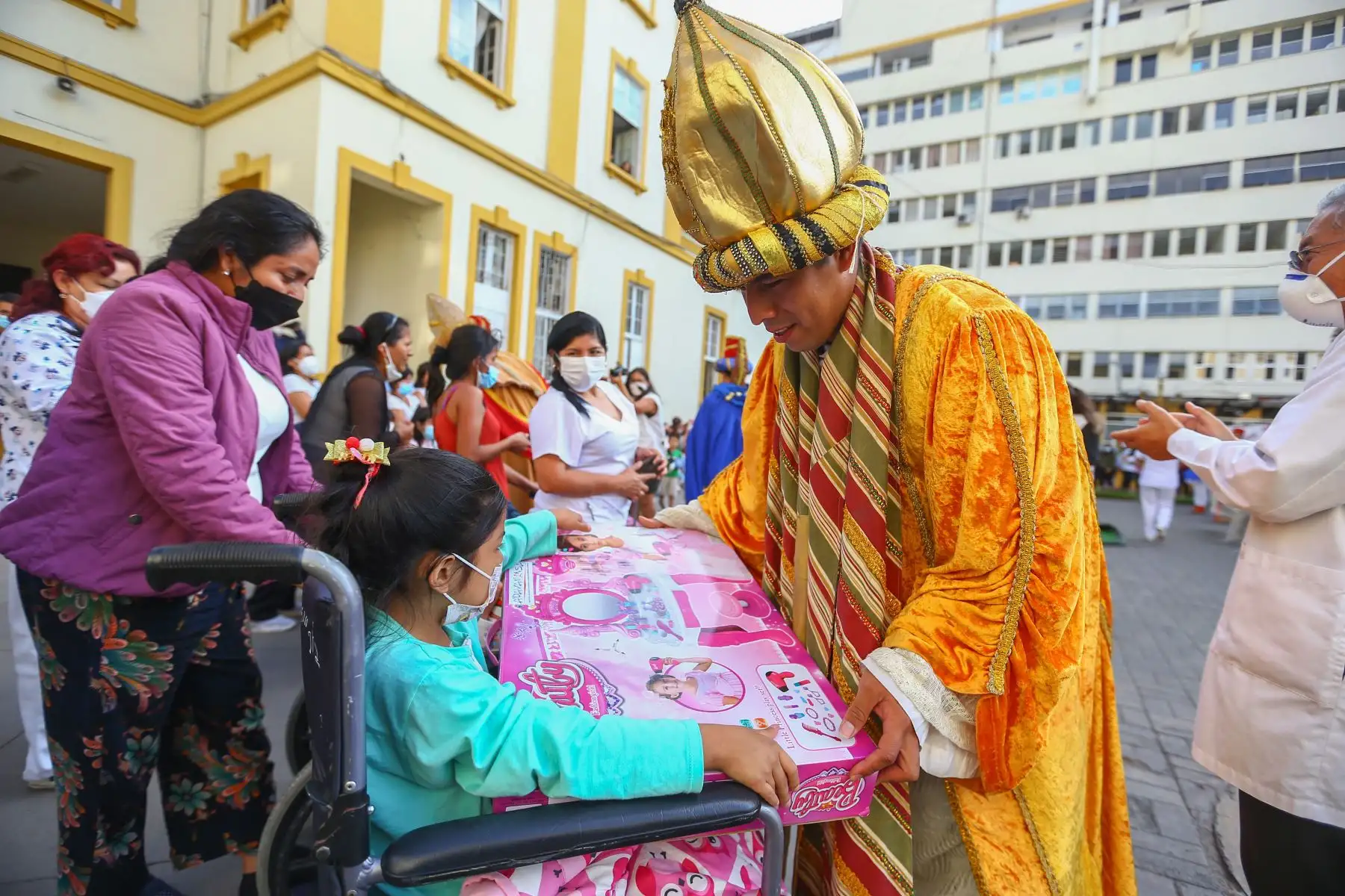 Melchor, Gaspar y Baltasar, personificados por agentes de la Unidad de la Policía Montada, escenificaron la tradicional bajada de reyes de adoración al niño Jesús y llegaron hasta el Instituto Nacioanl de Salud del Niño (INSN) y entregaron regalos a los pacientes hospitalizados.
Foto: ANDINA/Ricardo Cuba