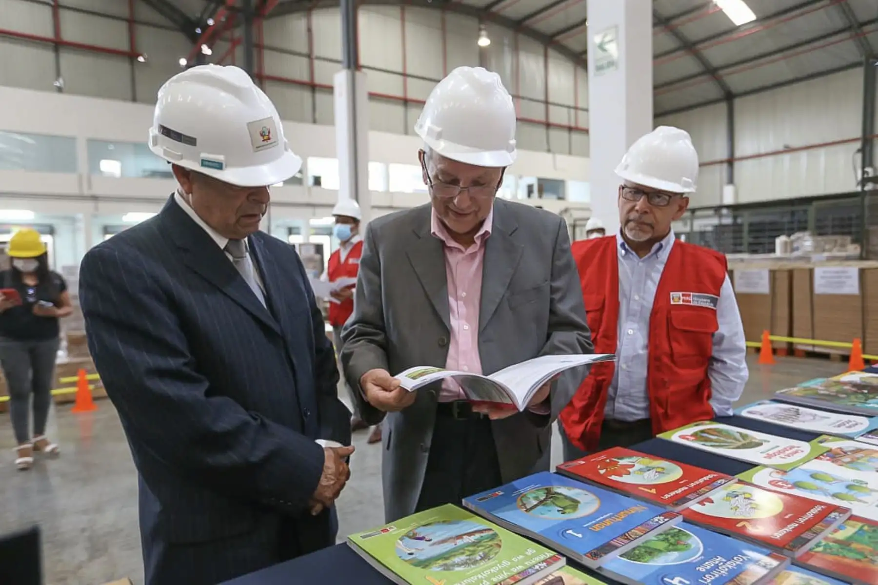 El  ministro informó que la dotación 2023 está conformada por un total de 17’619,827 unidades, que corresponden a 923 títulos, y está valorizada en S/ 102’969,153. La dotación incluye cuadernos de trabajo, juegos de mesa, textos, guías, fichas, material concreto, materiales para biblioteca, kits tecnológicos, entre otros.

Foto: ANDINA/Minedu