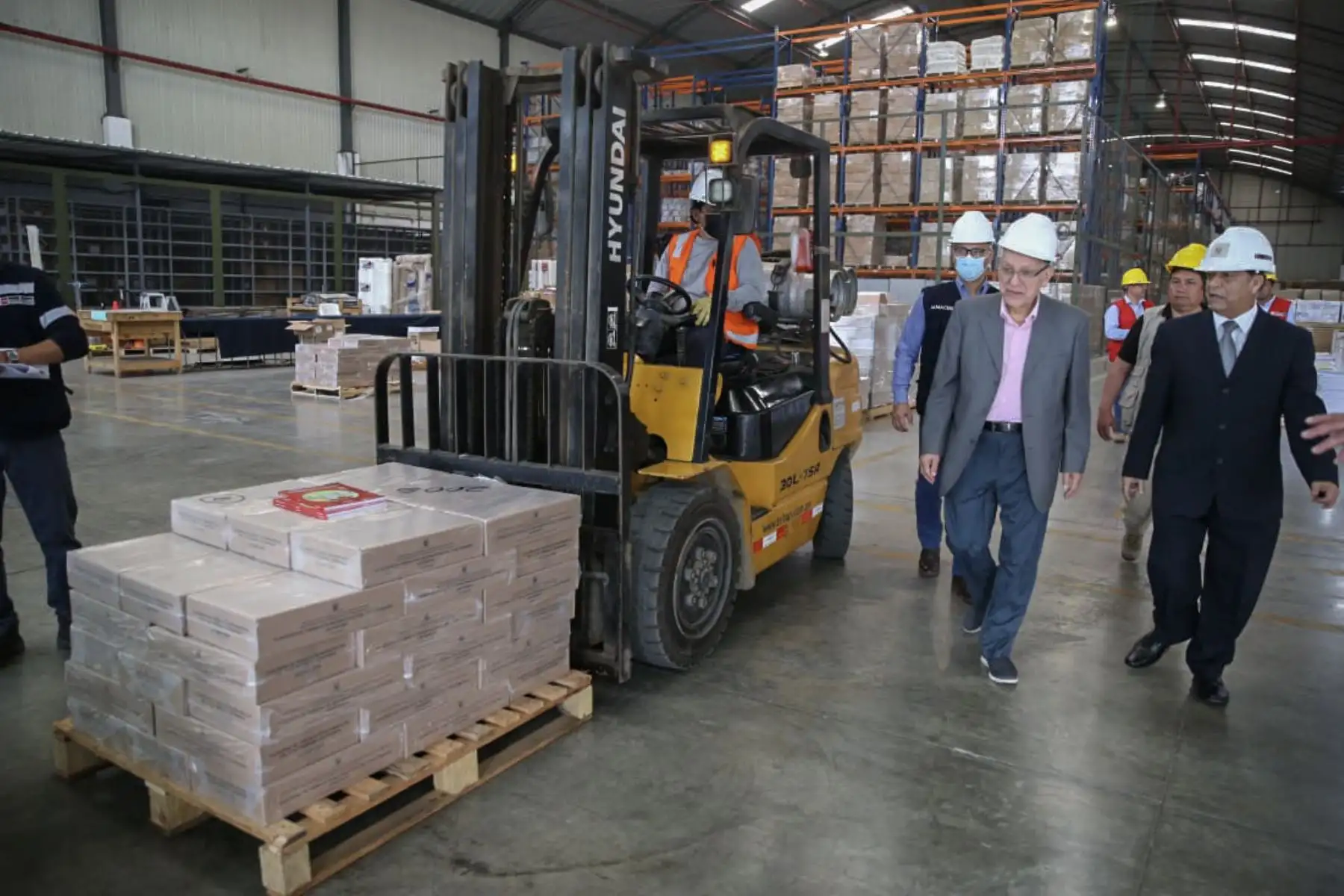 En Lurín, el titular de Educación verificó el correcto embalaje de los materiales y la salida de los primeros camiones con 525,857 unidades rumbo a las regiones de Huánuco, Loreto, San Martín y Ucayali, donde serán entregadas a 12,292 colegios que acogen a más de un millón de estudiantes.

Foto: ANDINA/Minedu
