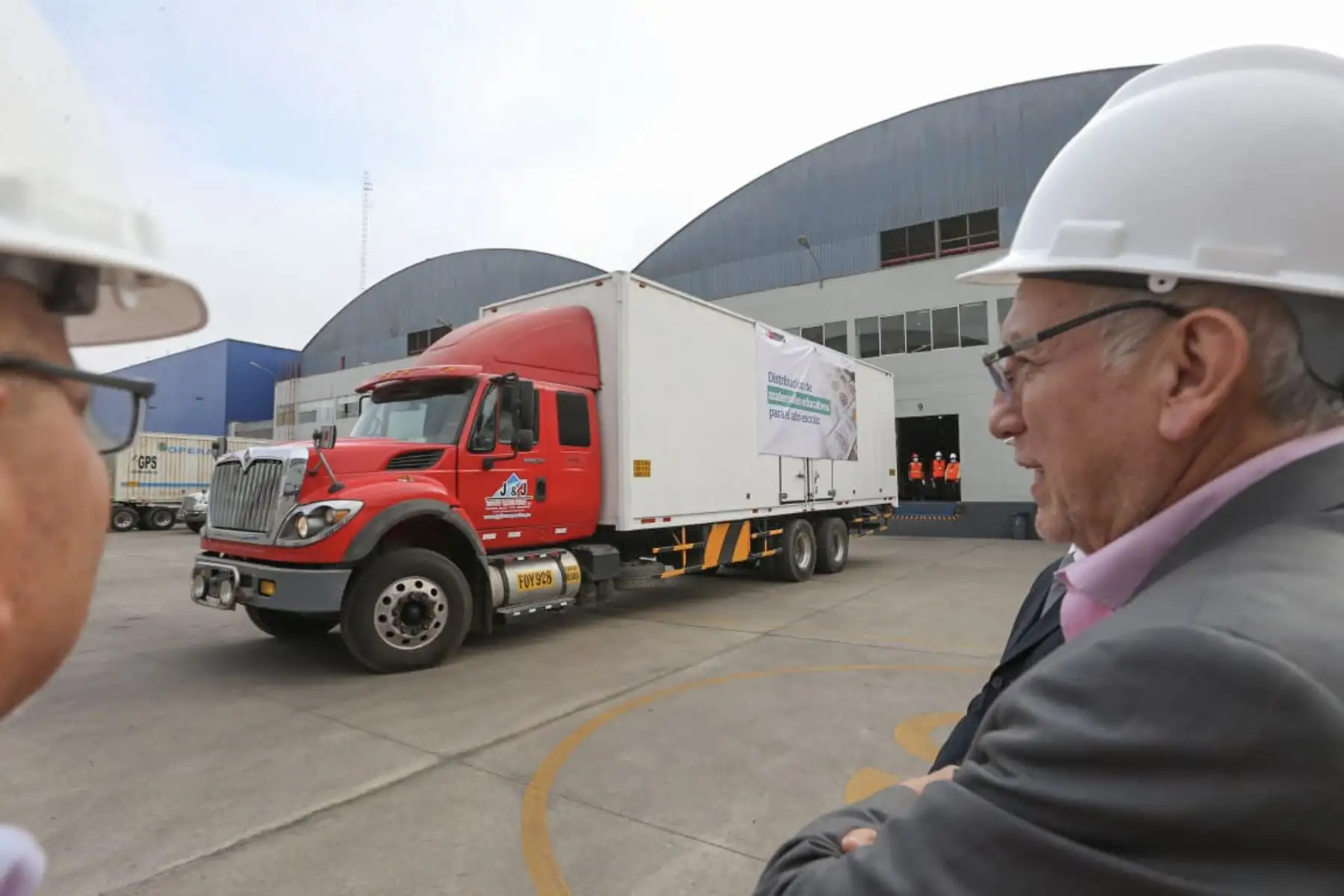 Minedu distribuirá los materiales educativos a las direcciones regionales de Educación y a las unidades de gestión educativa local y que estas instancias se encargarán de entregar los materiales a las instituciones educativas en todo el territorio nacional.

Foto: ANDINA/Minedu