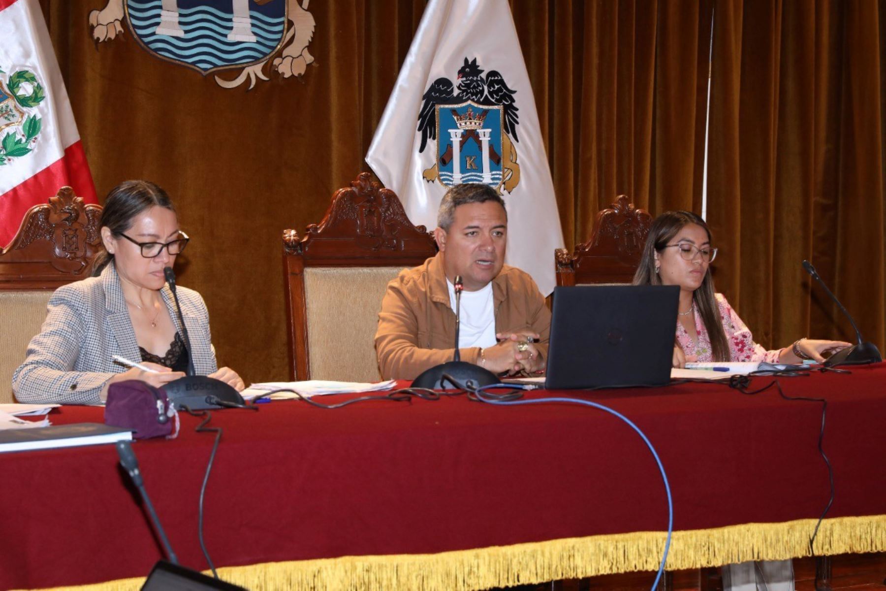 Sesión en la municipalidad provincial de Trujillo decidió reajustar el sueldo del alcalde. Foto: Andina/Difusión.