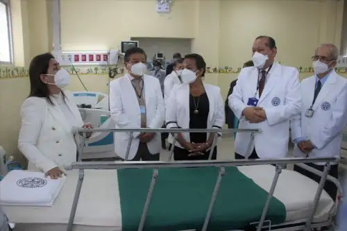 La ministra de Salud, Rosa Gutiérrez, inauguró la Unidad de Vigilancia Intensiva (UVI) Pediátrica, debidamente equipada para la atención de niños que requieren atención inmediata. ANDINA/ Minsa