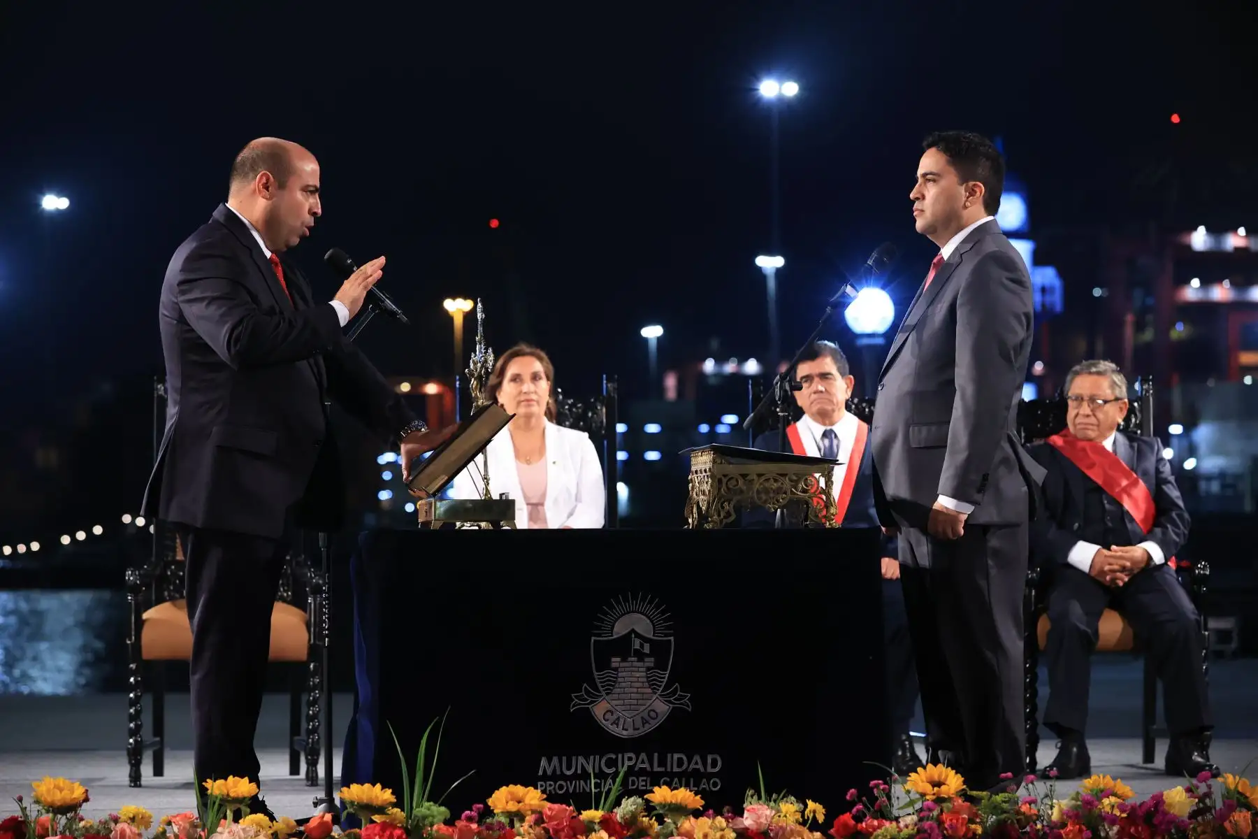 La presidenta de la República, Dina Boluarte, participó en la juramentación del alcalde del Callao, Pedro Spadaro, así como de la instalación del consejo municipal de este distrito.
La ceremonia se desarrolló en la plaza Miguel Grau, ubicada en la Provincia Constitucional del Callao.

Foto: ANDINA/Presidencia Perú