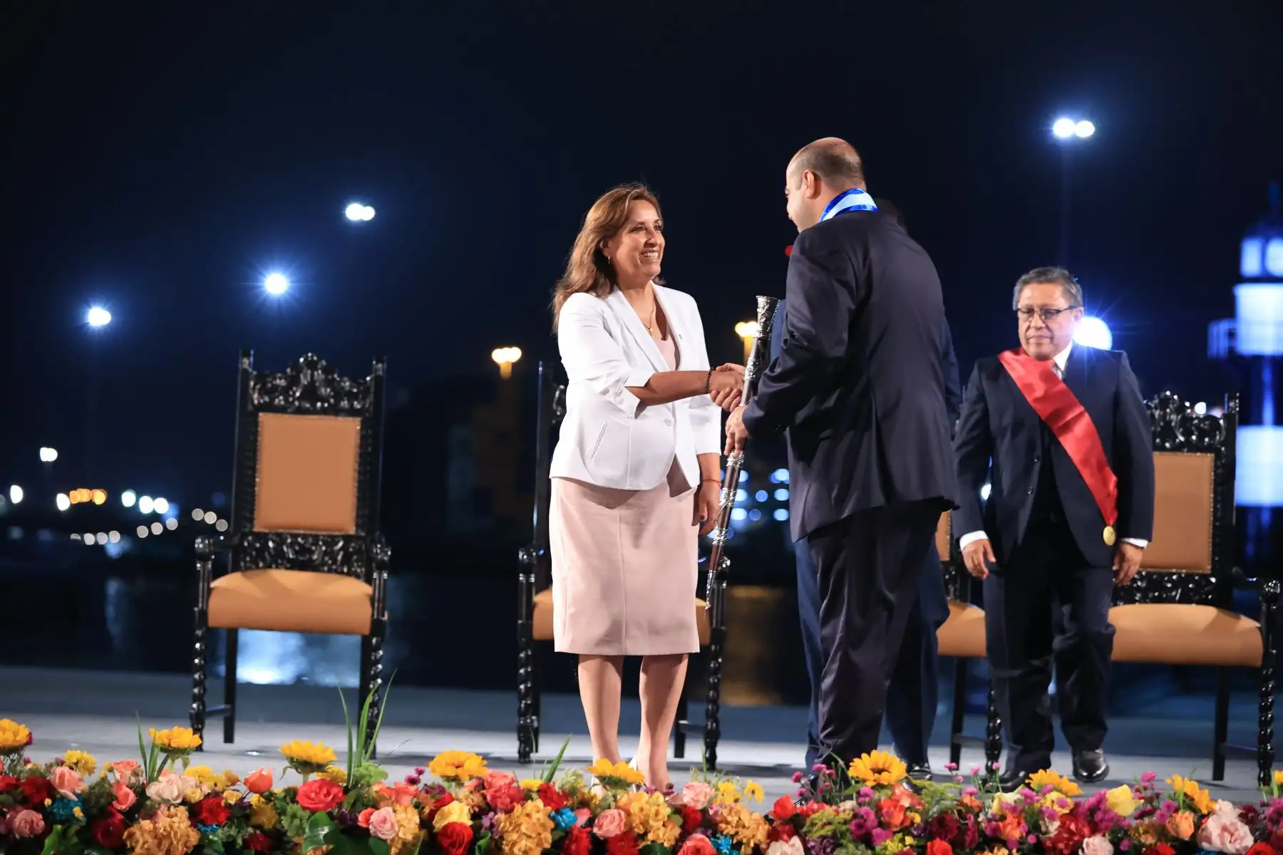 La presidenta de la República, Dina Boluarte, participó en la juramentación del alcalde del Callao, Pedro Spadaro, así como de la instalación del consejo municipal de este distrito.
La ceremonia se desarrolló en la plaza Miguel Grau, ubicada en la Provincia Constitucional del Callao.

Foto: ANDINA/Presidencia Perú