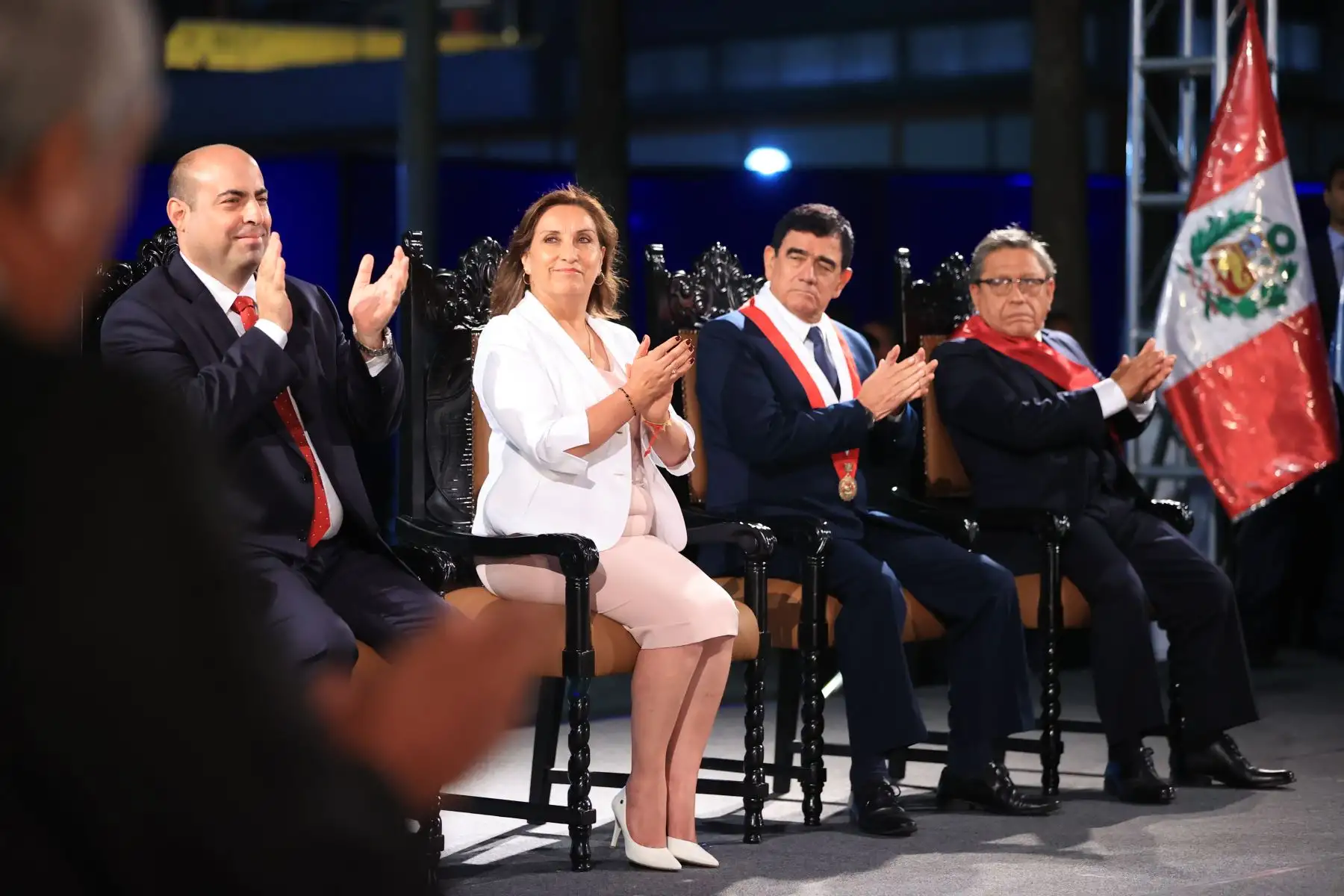 La presidenta de la República, Dina Boluarte, participó en la juramentación del alcalde del Callao, Pedro Spadaro, así como de la instalación del consejo municipal de este distrito.
La ceremonia se desarrolló en la plaza Miguel Grau, ubicada en la Provincia Constitucional del Callao.

Foto: ANDINA/Presidencia Perú