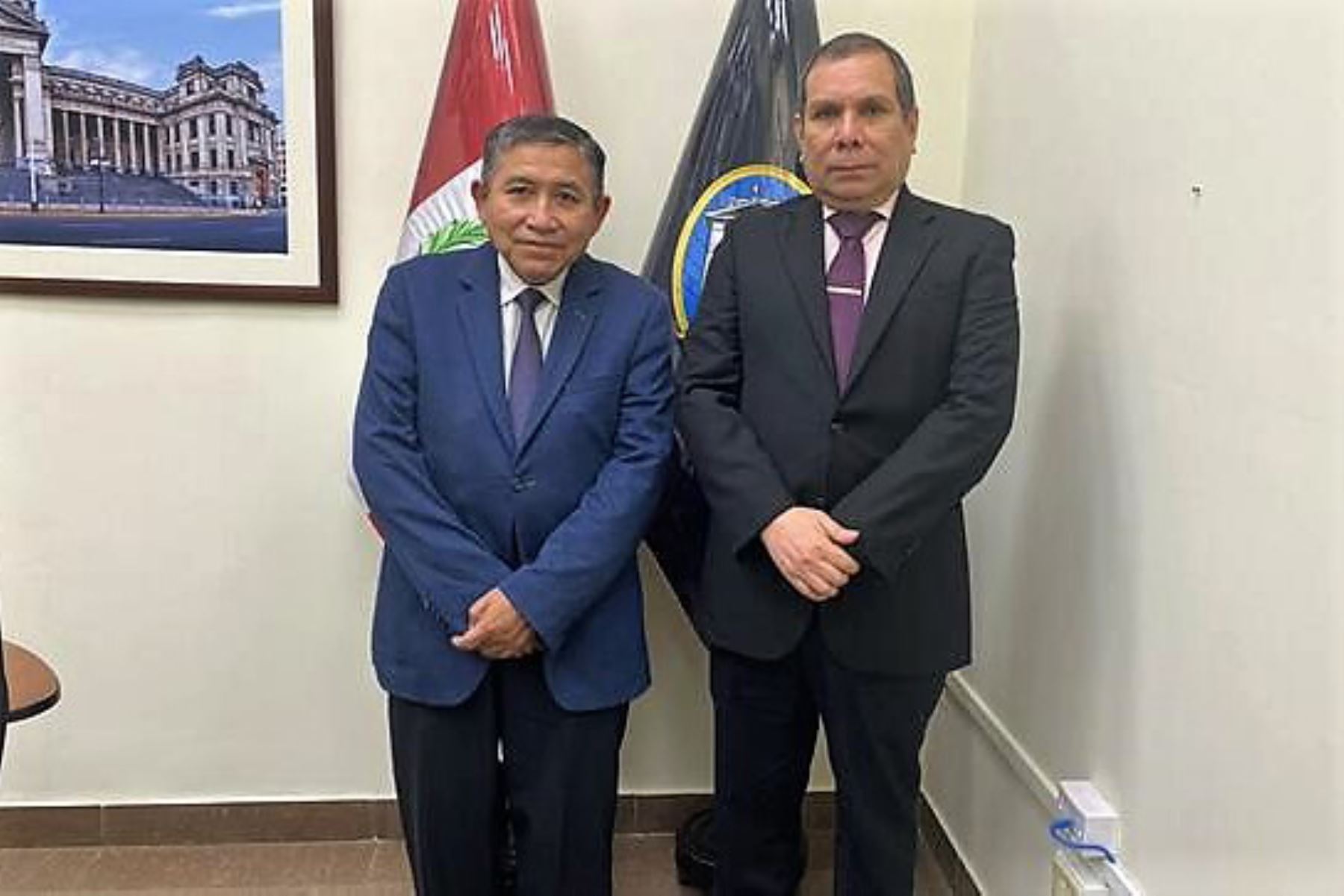 El presidente del Poder Judicial, Javier Arévalo Vela (D), se reunió con el gerente general de esta institución, Jaime Gómez.