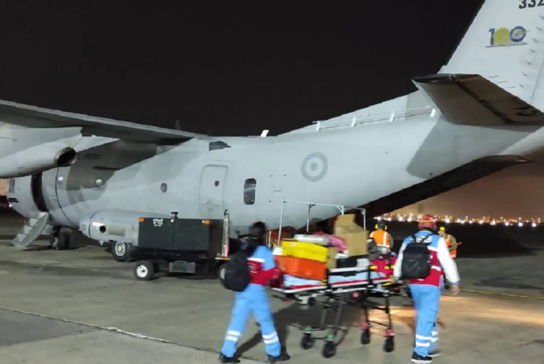 Por disposición del Ministerio de Defensa y con el empleo de visores de navegación nocturna, un equipo de pilotos de la Fuerza Aérea del Perú realizó con éxito esta madrugada una evacuación aeromédica, de Jauja a Lima, de un paciente que había resultado herido durante las protestas de diciembre y que su salud se había complicado producto de una infección posherida.