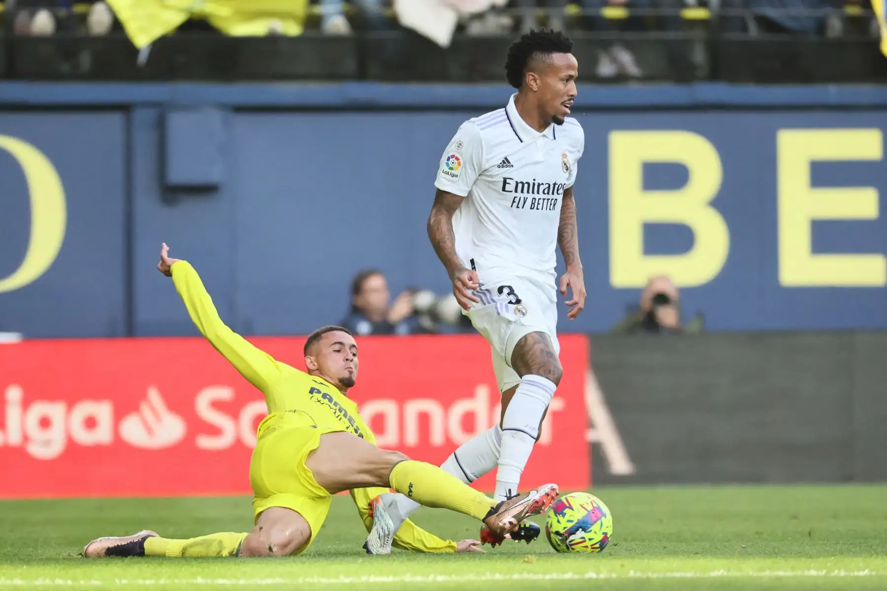El delantero español del Villarreal, Yeremy Pino, compite con el defensa brasileño del Real Madrid, Eder Militao, durante el partido de fútbol de la Liga española entre el Villarreal CF y el Real Madrid. Foto: AFP