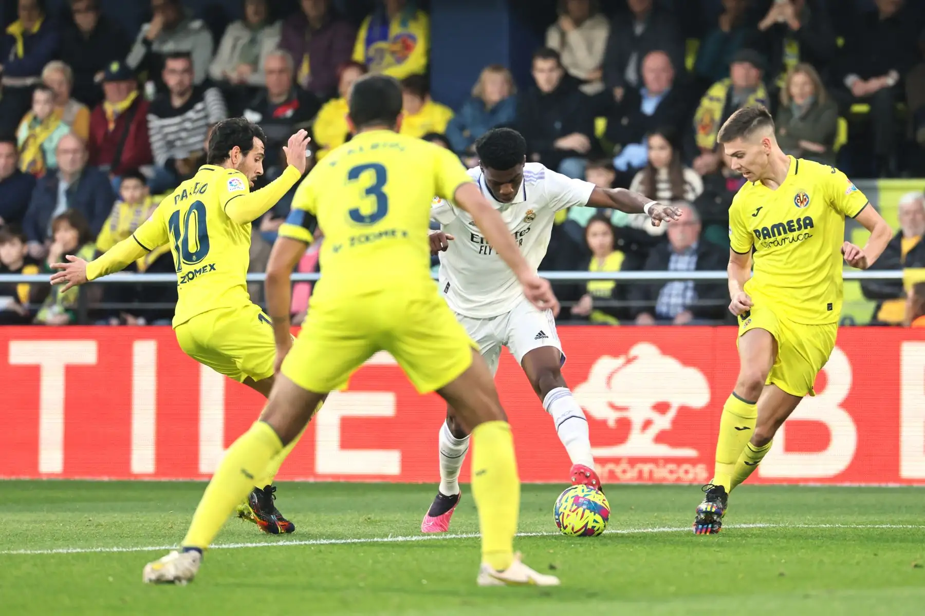 El defensa francés del Real Madrid, Aurelien Tchouameni, controla el balón durante el partido de fútbol de la Liga española entre el Villarreal CF y el Real Madrid. Foto: AFP
