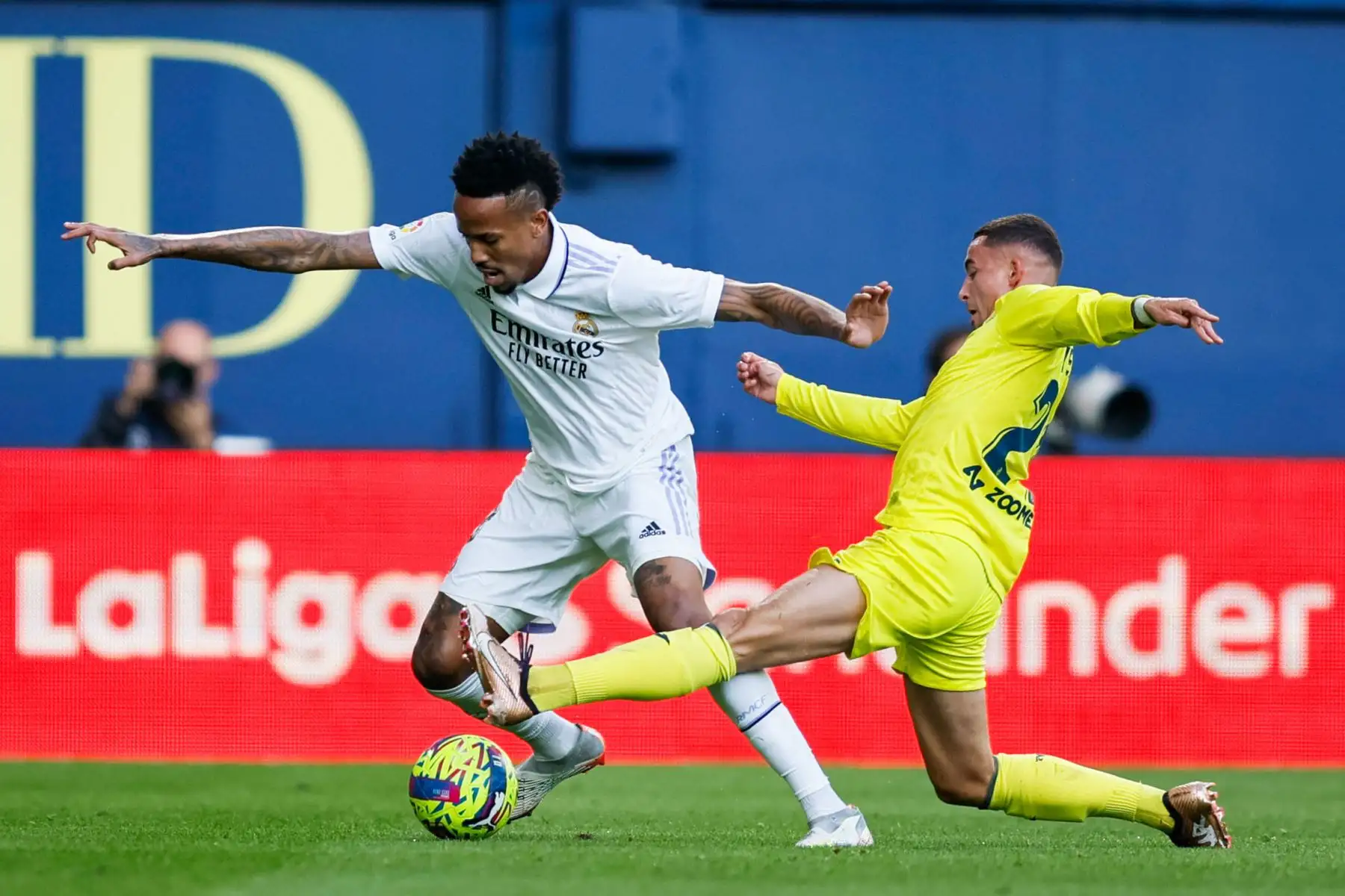El delantero del Villarreal Yeremi Pino y el defensa austriaco del Real Madrid David Alaba, durante el partido de la jornada 16 de La Liga Santander. Foto: ANDINA/ EFE