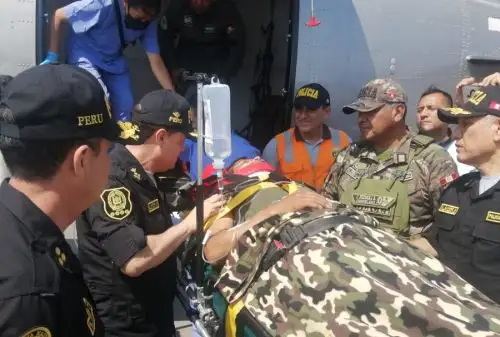 El comandante general de la Policía Nacional del Perú (PNP), Raúl Alfaro Alvarado, acompañado por los tenientes generales Vicente Álvarez Moreno y Segundo Mejía Montenegro, llegaron a la sede de la Dirección de Aviación Policial (Diravpol) para recibir a tres policías trasladados desde Juliaca tras resultar heridos durante las protestas sociales en esa localidad de la región Puno.