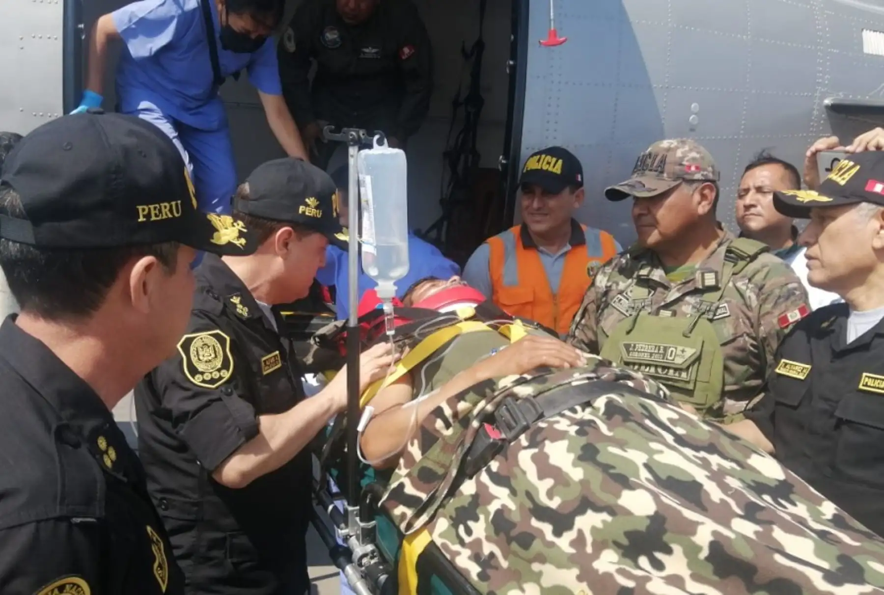 El comandante general de la Policía Nacional del Perú (PNP), Raúl Alfaro Alvarado, acompañado por los tenientes generales Vicente Álvarez Moreno y Segundo Mejía Montenegro, llegaron a la sede de la Dirección de Aviación Policial (Diravpol) para recibir a tres policías trasladados desde Juliaca tras resultar heridos durante las protestas sociales en esa localidad de la región Puno.