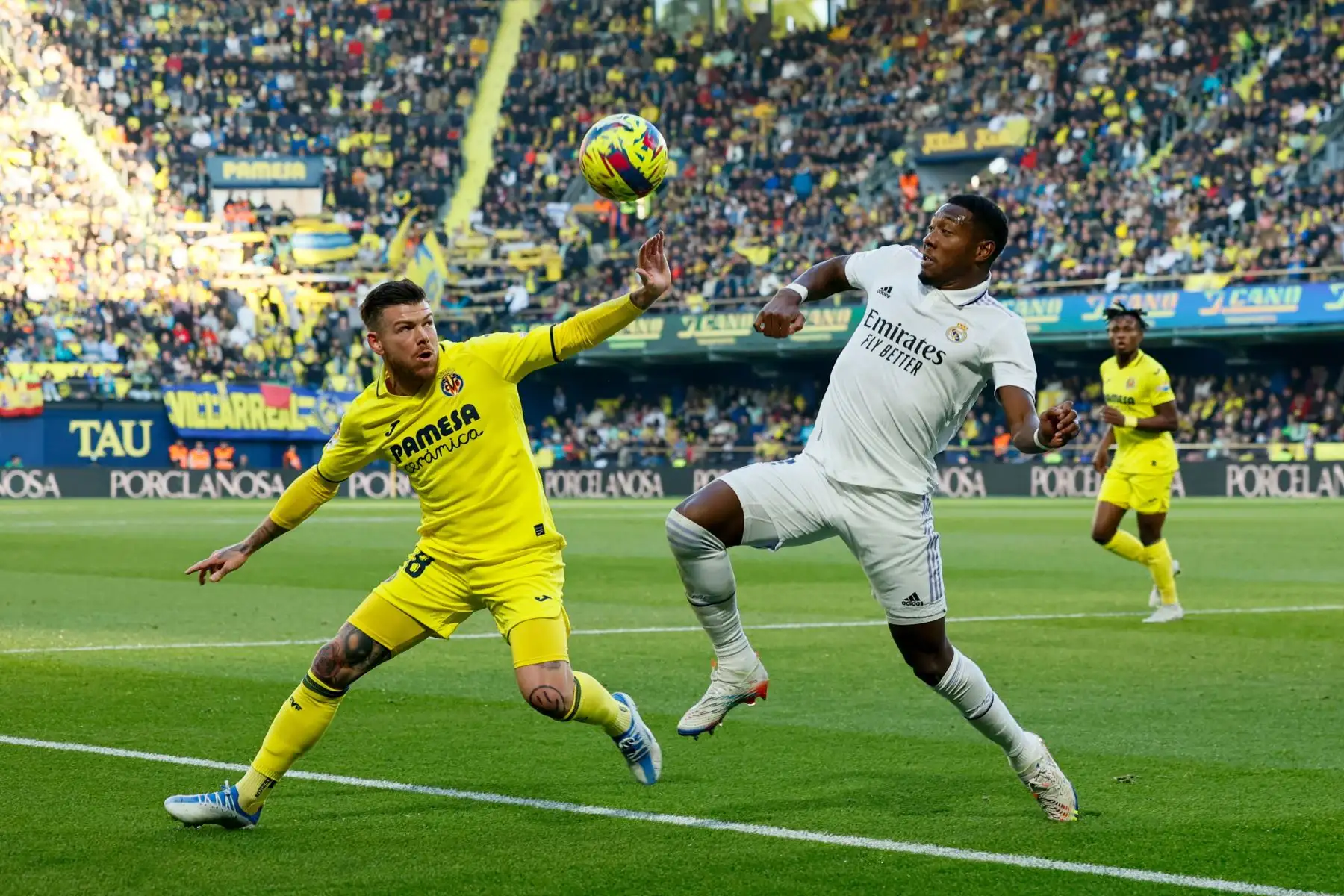 El defensa austriaco del Real Madrid David Alaba y el defensa argentino del Villarreal Juan Foyth, durante el partido de la jornada 16 de LaLiga Santander. Foto: EFE
