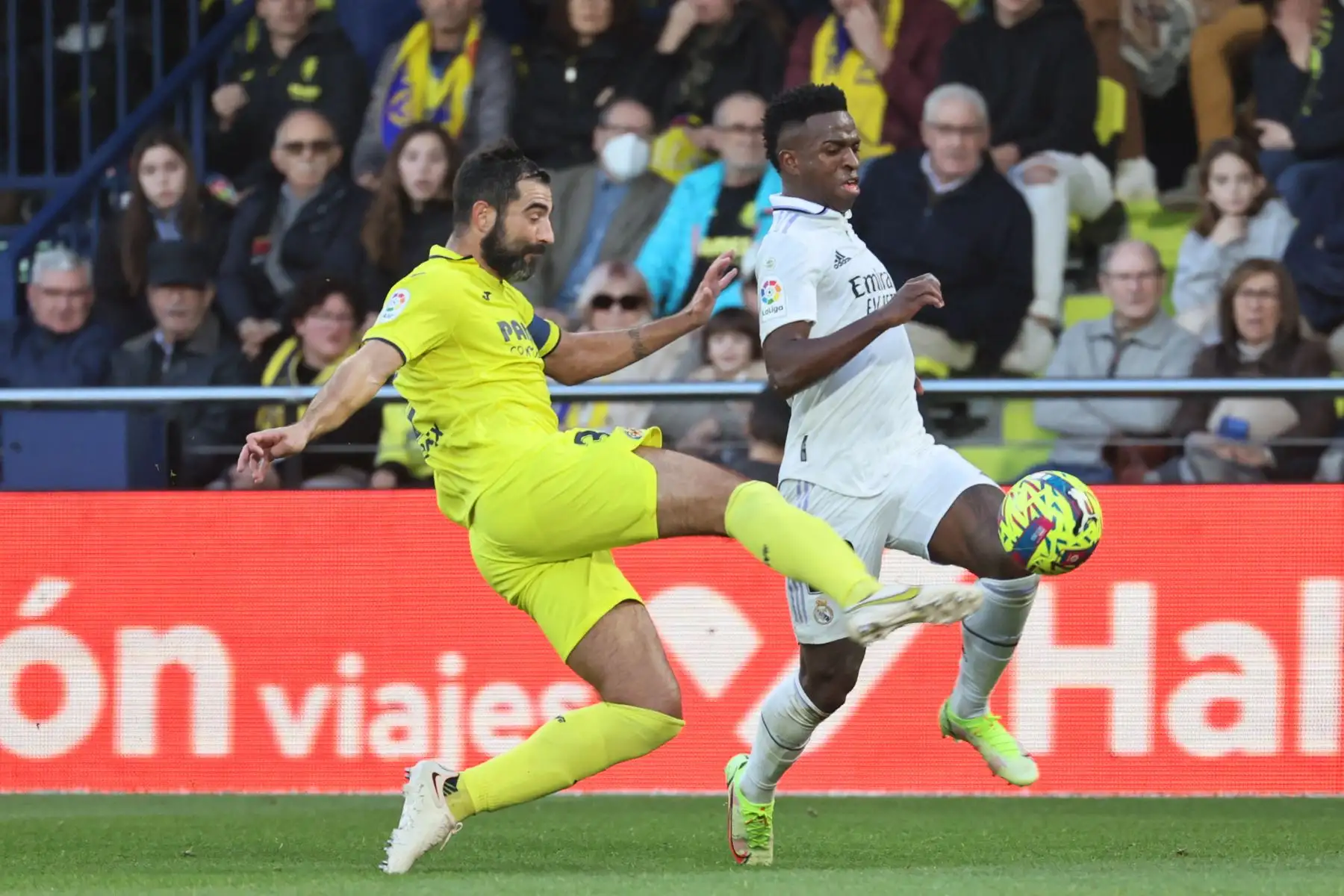 El defensa español del Villarreal, Raúl Albiol, compite con el delantero brasileño del Real Madrid, Vinicius Junior, durante el partido de fútbol de la Liga española entre el Villarreal CF y el Real Madrid. Foto: AFP