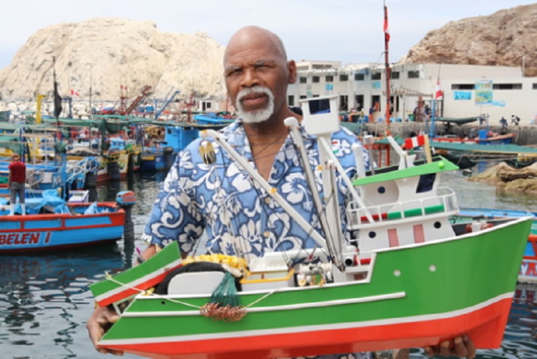 Vicente Pomiano Rivas, usuario de Pensión 65, siempre fue un hombre de mar. Nació en Cañete, se crio y se hizo pescador en el puerto de San Andrés, en Pisco, y hoy vive en el puerto de Matarani, en Arequipa. Su vida se parece mucho a una dura faena en alta mar.
