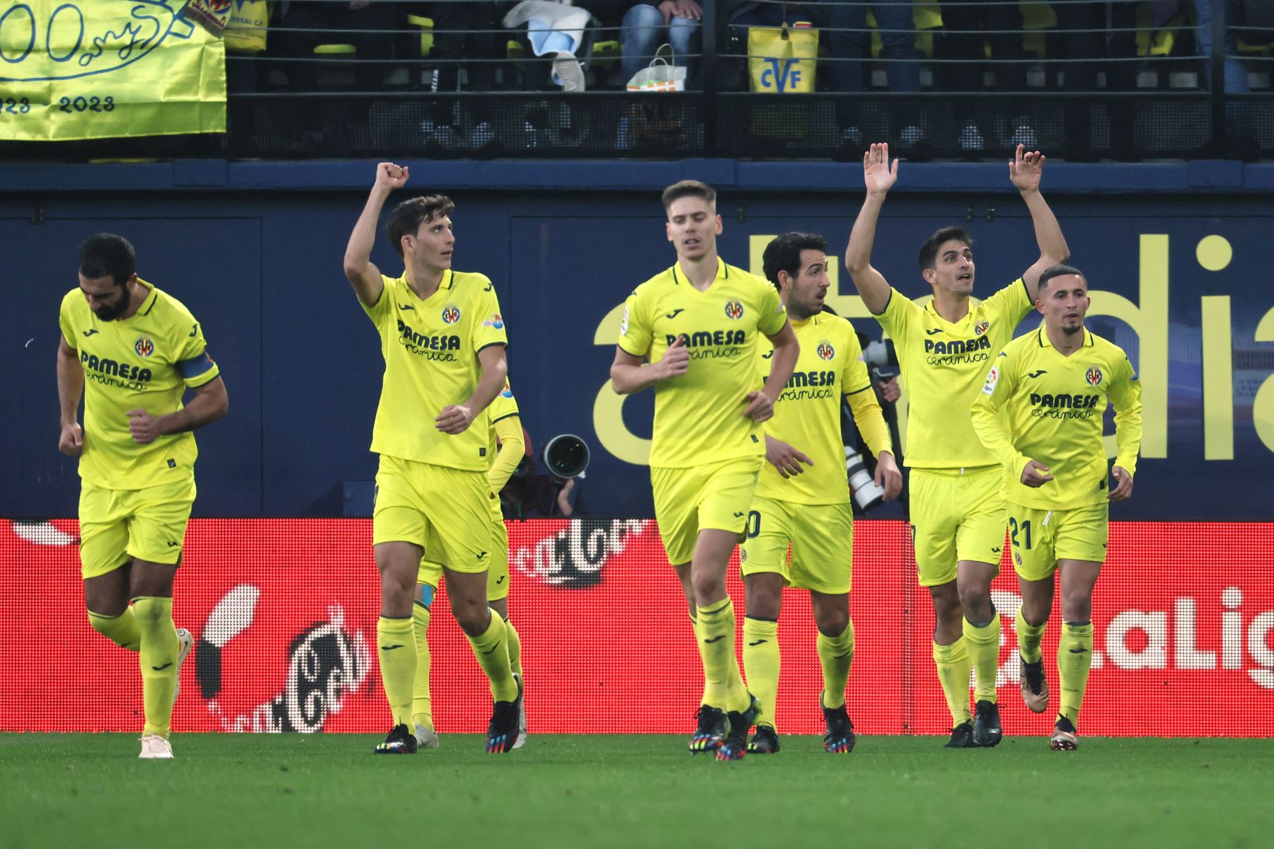 Los jugadores del Villareal celebran el gol durante el partido de fútbol de la Liga española entre el Villarreal CF y el Real Madrid. Foto: AFP