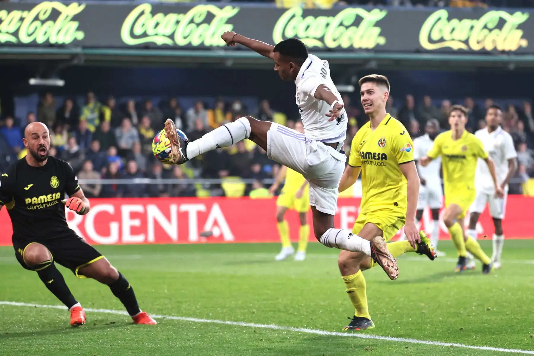 El delantero brasileño del Real Madrid, Rodrygo, compite con el defensa argentino del Villarreal, Juan Foyth, durante el partido de fútbol de la Liga española entre el Villarreal CF y el Real Madrid. Foto:AFP