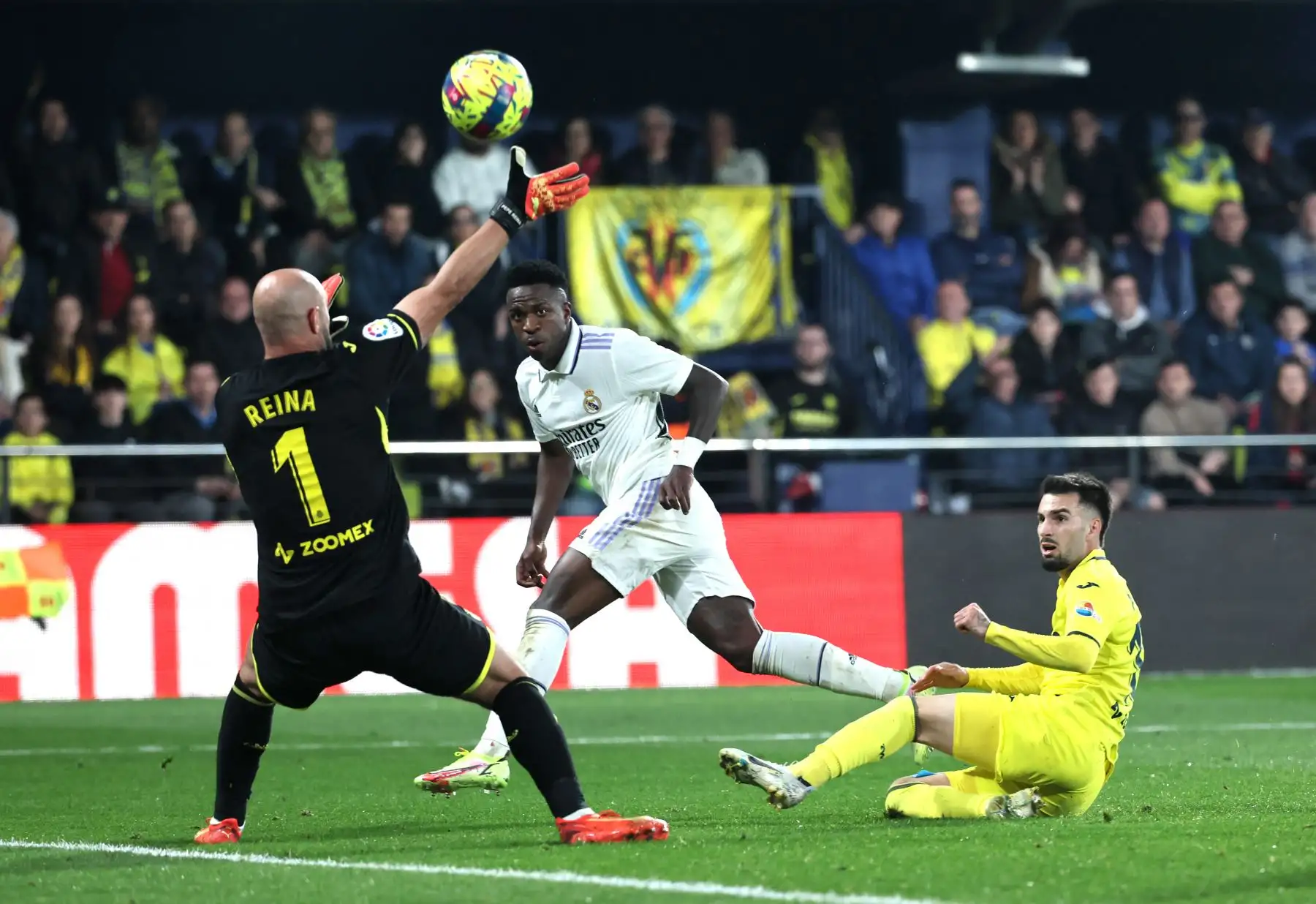 El delantero brasileño del Real Madrid, Vinicius Junior, desafía al portero español del Villarreal, Pepe Reina (atrás), durante el partido de fútbol de la Liga española entre el Villarreal CF y el Real Madrid. Foto:AFP