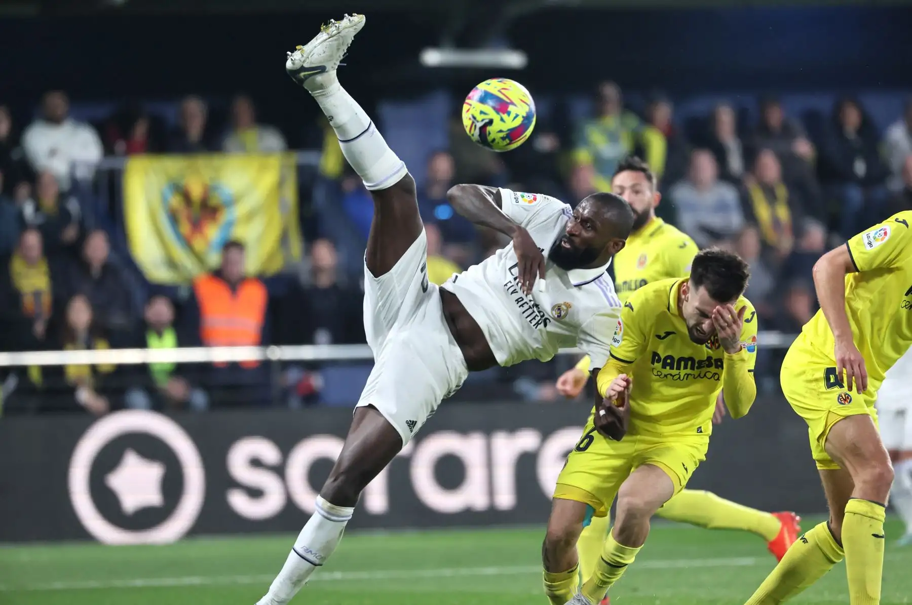 El defensor alemán del Real Madrid, Antonio Rudiger , compite con el centrocampista español del Villarreal, Alex Baena , durante el partido de fútbol de la Liga española entre el Villarreal CF y el Real Madrid. Foto: AFP