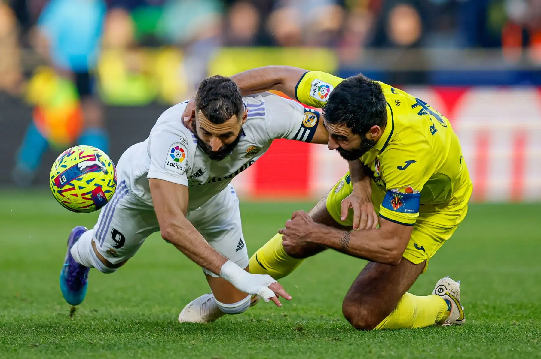 El defensa del Villarreal Raúl Albiol y el delantero francés del Real Madrid karim Benzemá, durante el partido de la jornada 16 de LaLiga Santander. Foto: EFE
