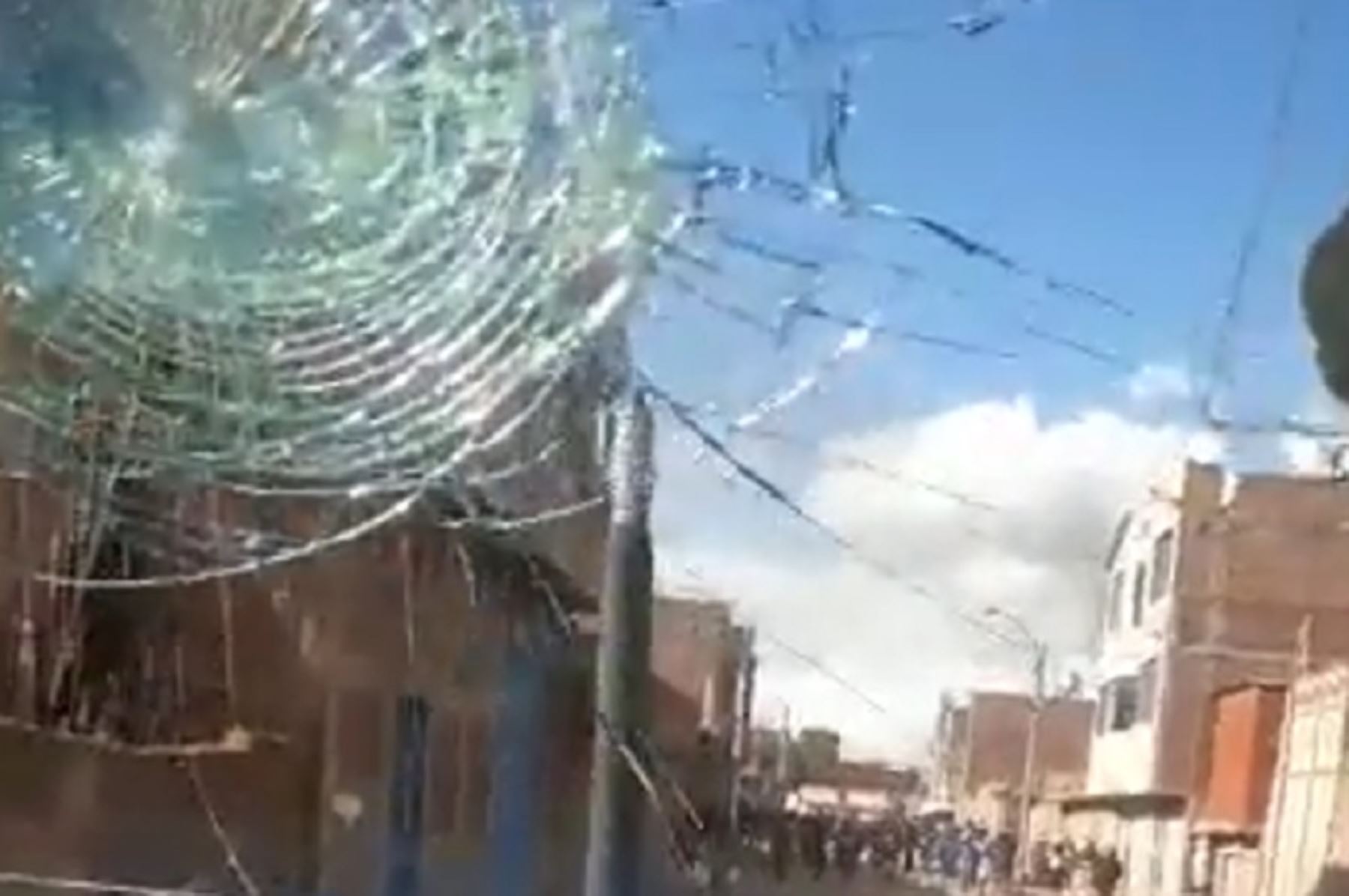 Puno: vándalos atacan y dejan inoperativa una ambulancia que llevaba personal del Samu | Noticias | Agencia Peruana de Noticias Andina