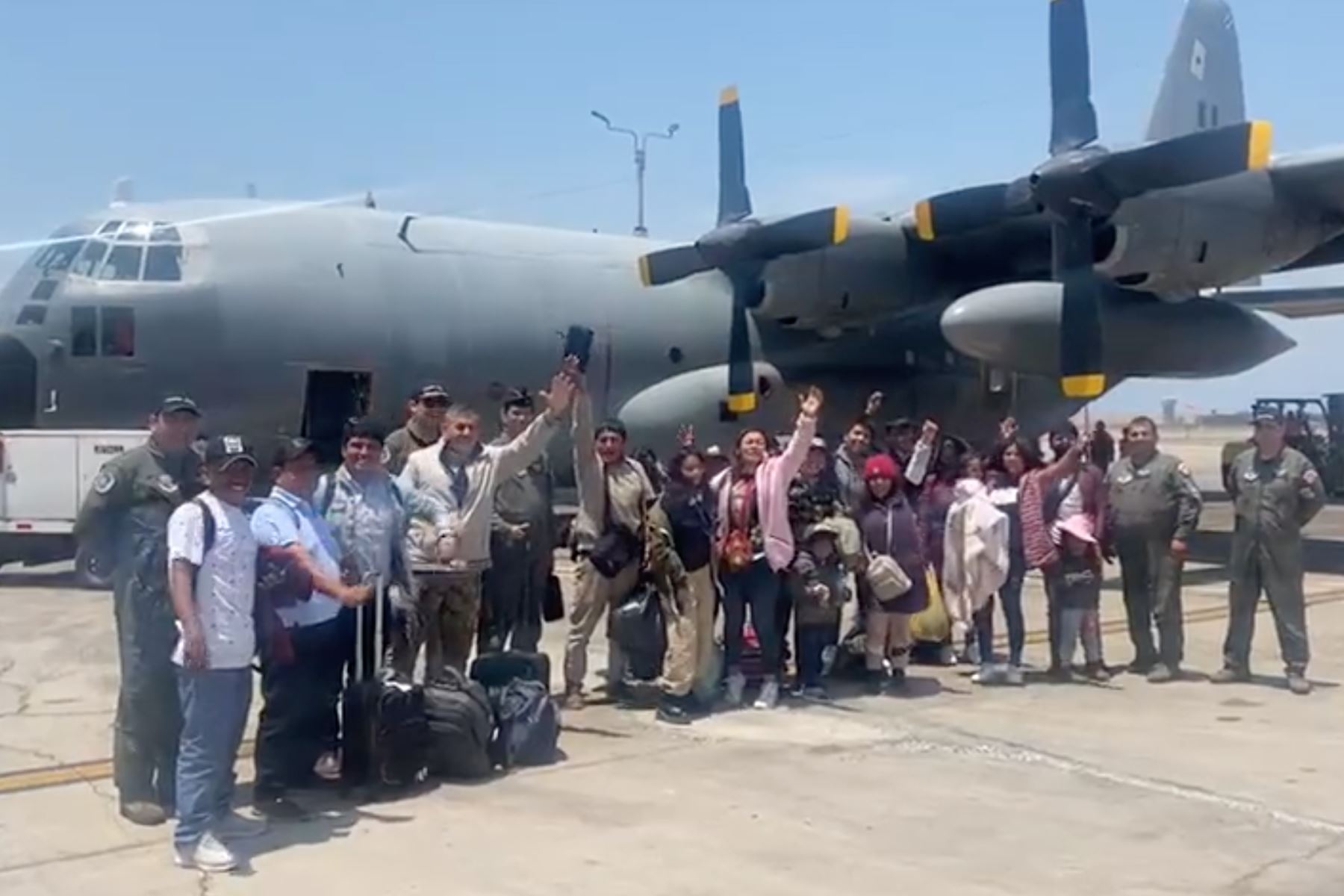 Esta tarde llegaron a la ciudad de Lima grupos de ciudadanos que quedaron varados en el aeropuerto Inca Manco Cápac, de Juliaca, en la región Puno, debido a los actos violentos e intento de toma del terminal aeroportuario y que fueron transportados por aviones de la Fuerza Aérea del Perú. Foto: ANDINA/difusión.