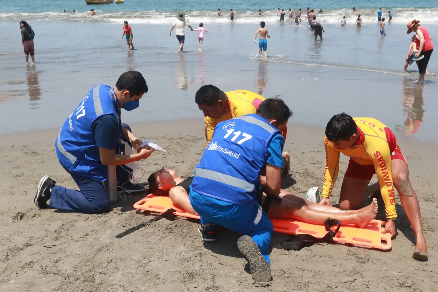 Essalud realiza campaña de atencion y vacunacion en balneario Agua Dulce en el distrito de Chorrillos.Foto: ANDINA/Héctor Vinces