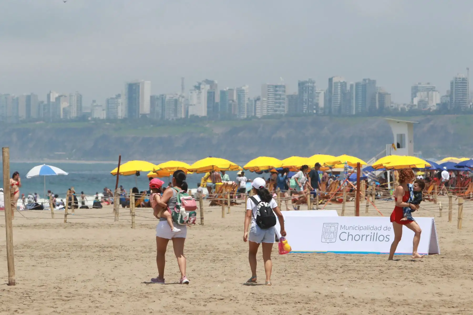 Essalud realiza campaña de atencion y vacunacion en balneario Agua Dulce en el distrito de Chorrillos.Foto: ANDINA/Héctor Vinces