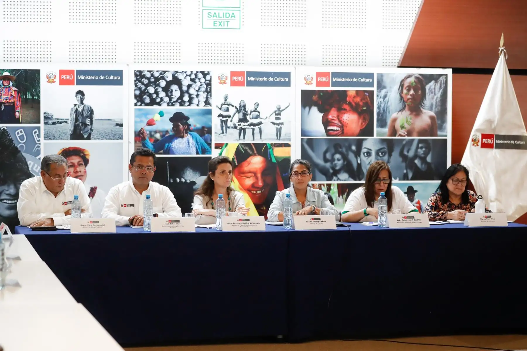 Ministro de de Justicia y Derechos Humanos, José Tello; de Vivienda, Construcción y Saneamiento, Hania Pérez de Cuellar; de Energía y Minas, Óscar Vera; de Desarrollo Agrario, Nelly Paredes, y del Ambiente, Albina Ruiz se reunieron con representantes de comunidades y federaciones de la selva central, a fin de escuchar sus requerimientos y dialogar buscando soluciones a estos. Foto: MVCS