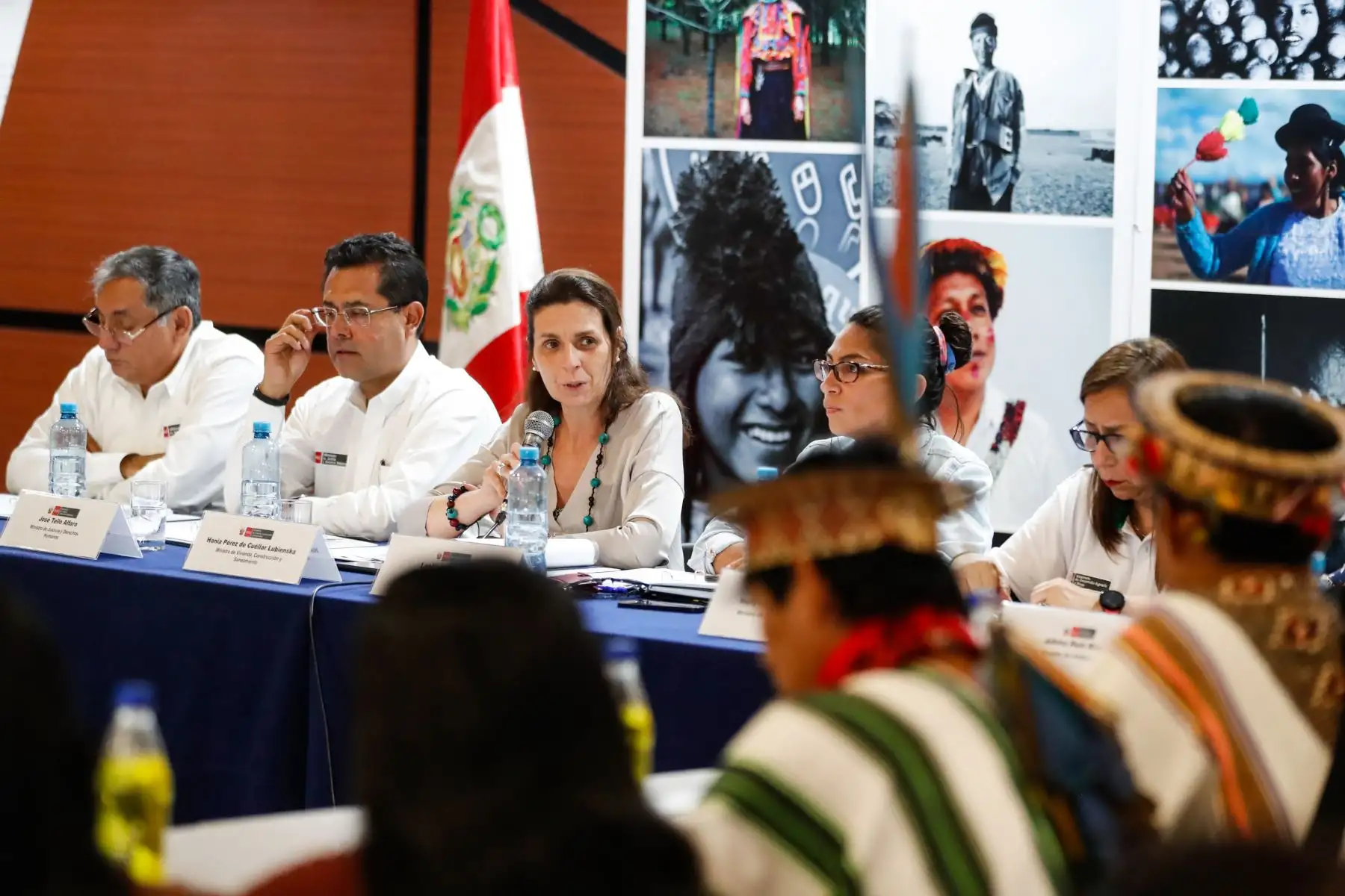 Ministro de de Justicia y Derechos Humanos, José Tello; de Vivienda, Construcción y Saneamiento, Hania Pérez de Cuellar; de Energía y Minas, Óscar Vera; de Desarrollo Agrario, Nelly Paredes, y del Ambiente, Albina Ruiz se reunieron con representantes de comunidades y federaciones de la selva central, a fin de escuchar sus requerimientos y dialogar buscando soluciones a estos. Foto: MVCS