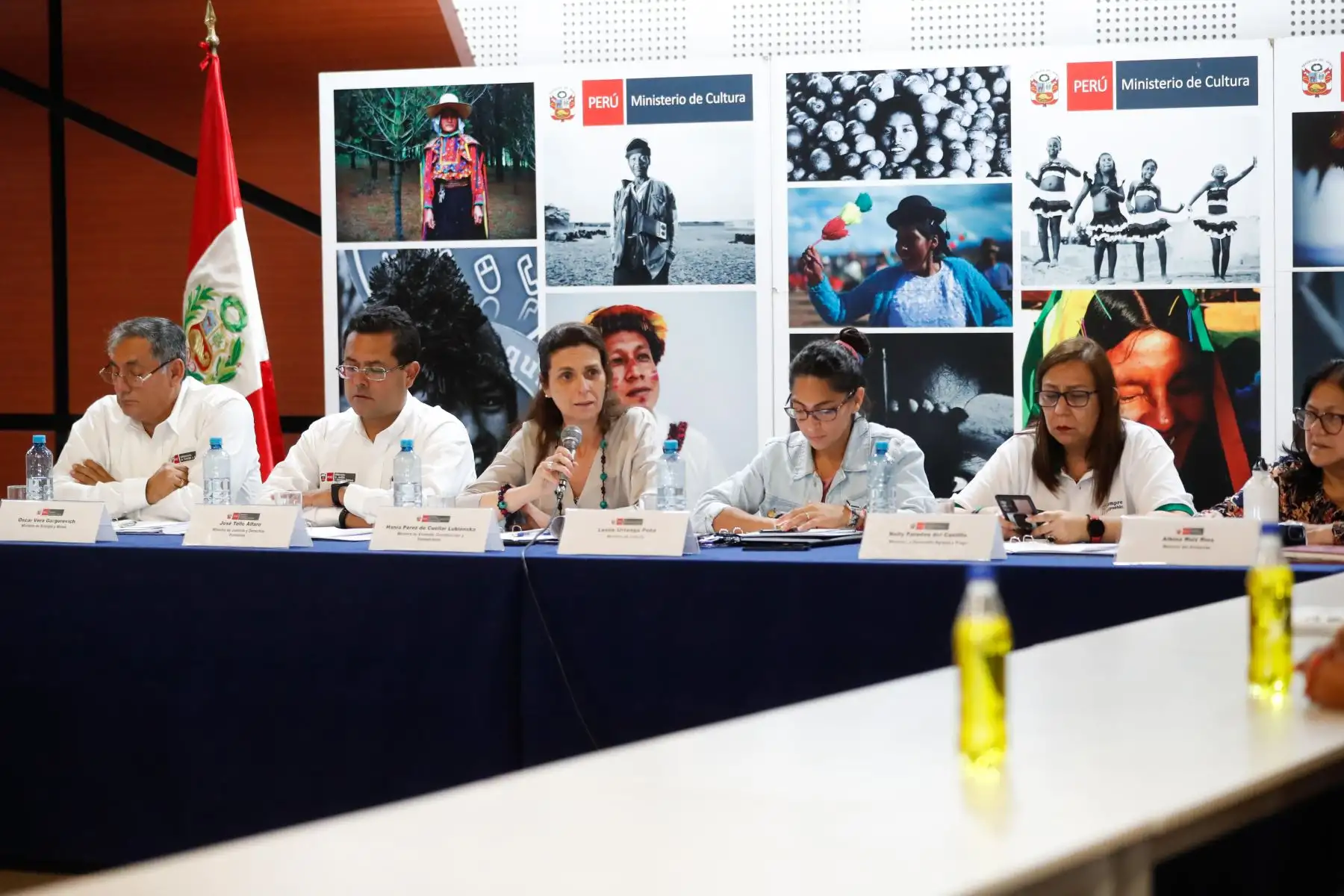 Ministro de de Justicia y Derechos Humanos, José Tello; de Vivienda, Construcción y Saneamiento, Hania Pérez de Cuellar; de Energía y Minas, Óscar Vera; de Desarrollo Agrario, Nelly Paredes, y del Ambiente, Albina Ruiz se reunieron con representantes de comunidades y federaciones de la selva central, a fin de escuchar sus requerimientos y dialogar buscando soluciones a estos. Foto: MVCS