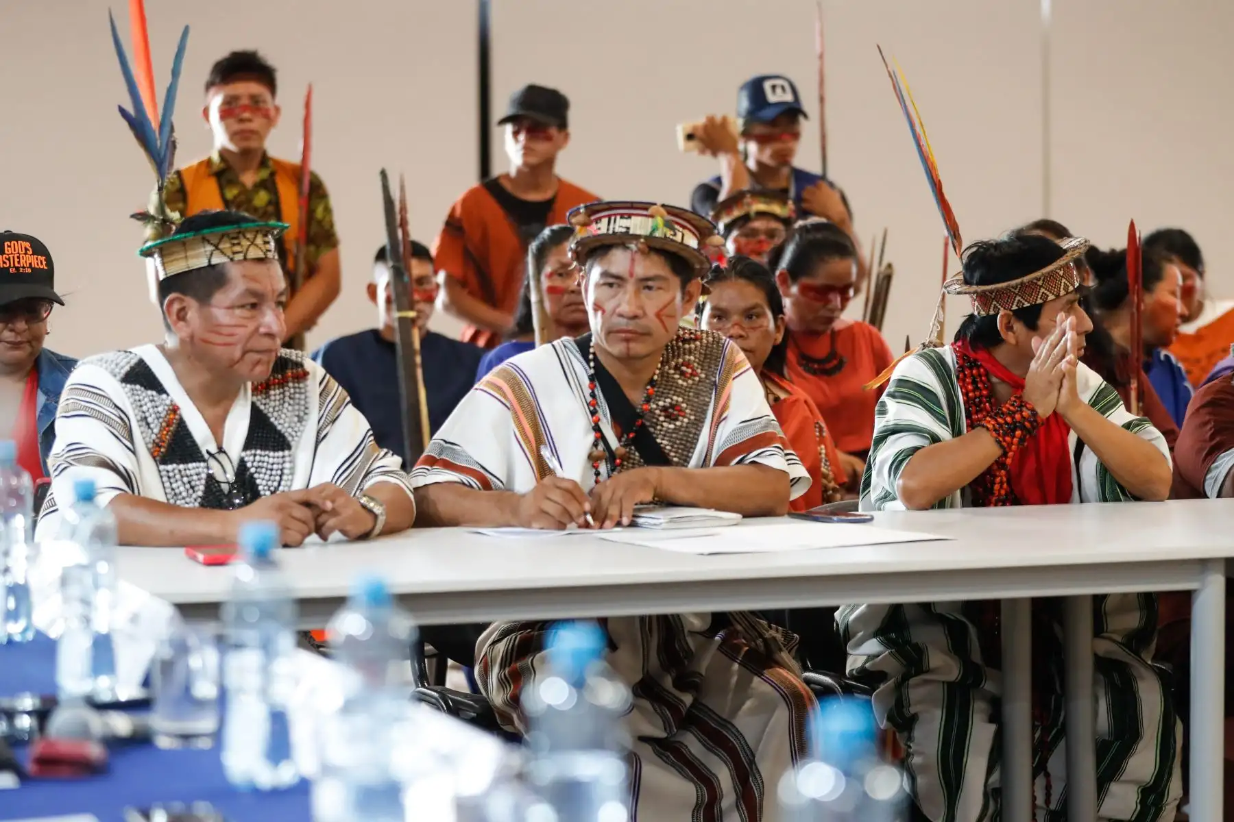 Ministro de de Justicia y Derechos Humanos, José Tello; de Vivienda, Construcción y Saneamiento, Hania Pérez de Cuellar; de Energía y Minas, Óscar Vera; de Desarrollo Agrario, Nelly Paredes, y del Ambiente, Albina Ruiz se reunieron con representantes de comunidades y federaciones de la selva central, a fin de escuchar sus requerimientos y dialogar buscando soluciones a estos. Foto: MVCS