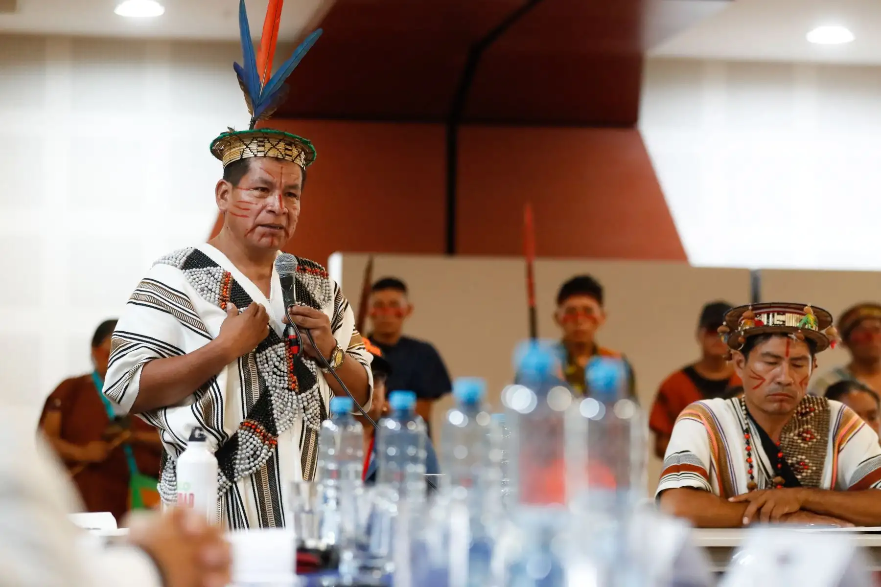 Ministro de de Justicia y Derechos Humanos, José Tello; de Vivienda, Construcción y Saneamiento, Hania Pérez de Cuellar; de Energía y Minas, Óscar Vera; de Desarrollo Agrario, Nelly Paredes, y del Ambiente, Albina Ruiz se reunieron con representantes de comunidades y federaciones de la selva central, a fin de escuchar sus requerimientos y dialogar buscando soluciones a estos. Foto: MVCS