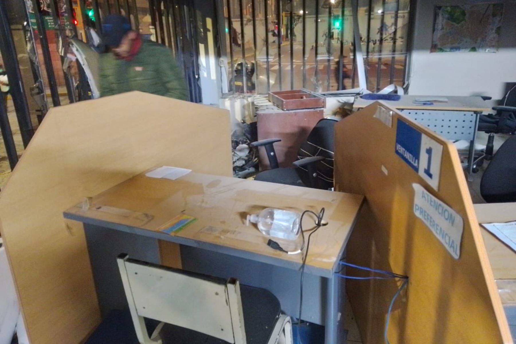 Destrozos provocados en sede de Essalud de Puno. ANDINA/Difusión