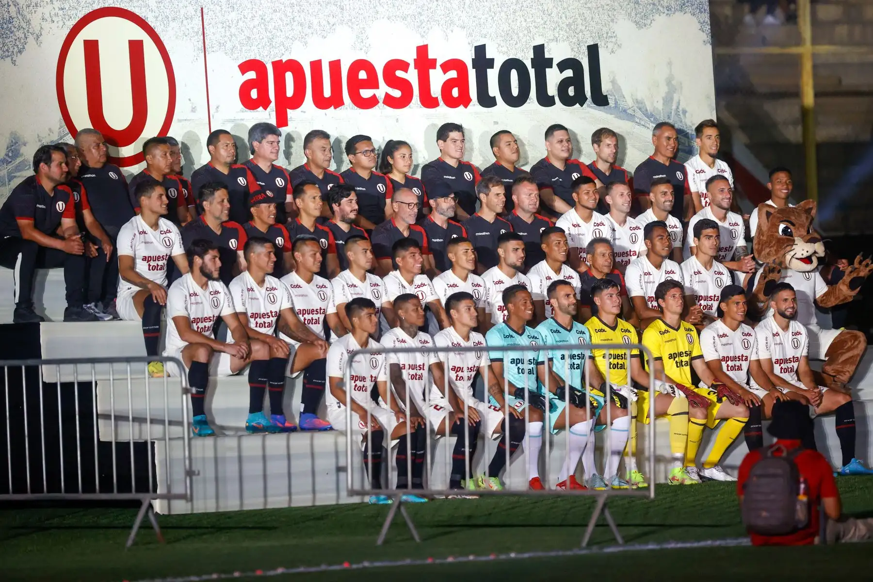Con un espectacular juego de drones, Universitario de Deportes abrió la ‘Noche Crema 2023’. El club ‘merengue’ presentó a su plantel este sábado 7 de enero en el Estadio Monumental y que tiene como rival invitado es Aucas de Ecuador. Foto: ANDINA/Vidal Tarqui