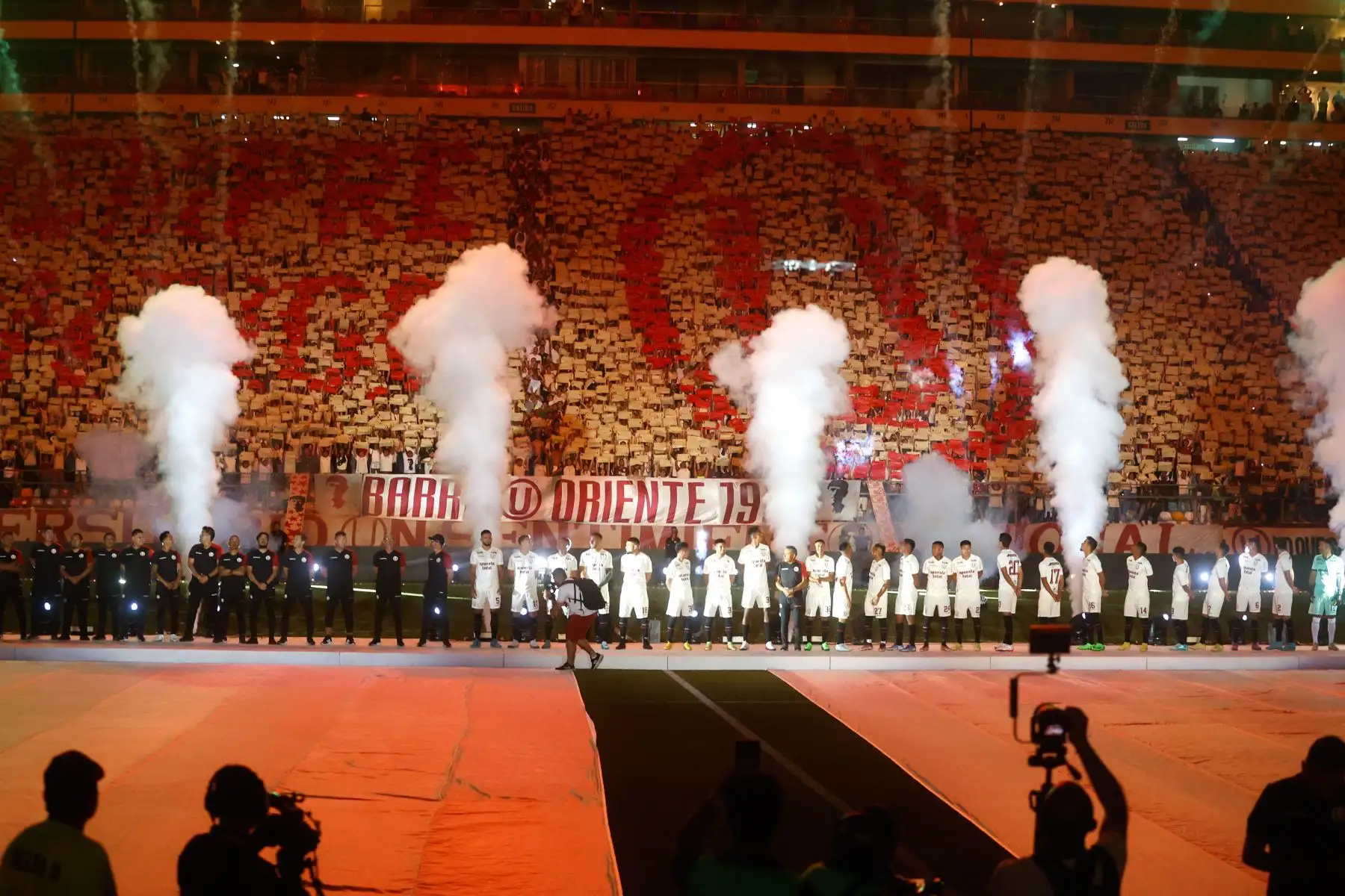 Con un espectacular juego de drones, Universitario de Deportes abrió la ‘Noche Crema 2023’. El club ‘merengue’ presentó a su plantel este sábado 7 de enero en el Estadio Monumental y que tiene como rival invitado es Aucas de Ecuador. Foto: ANDINA/Vidal Tarqui