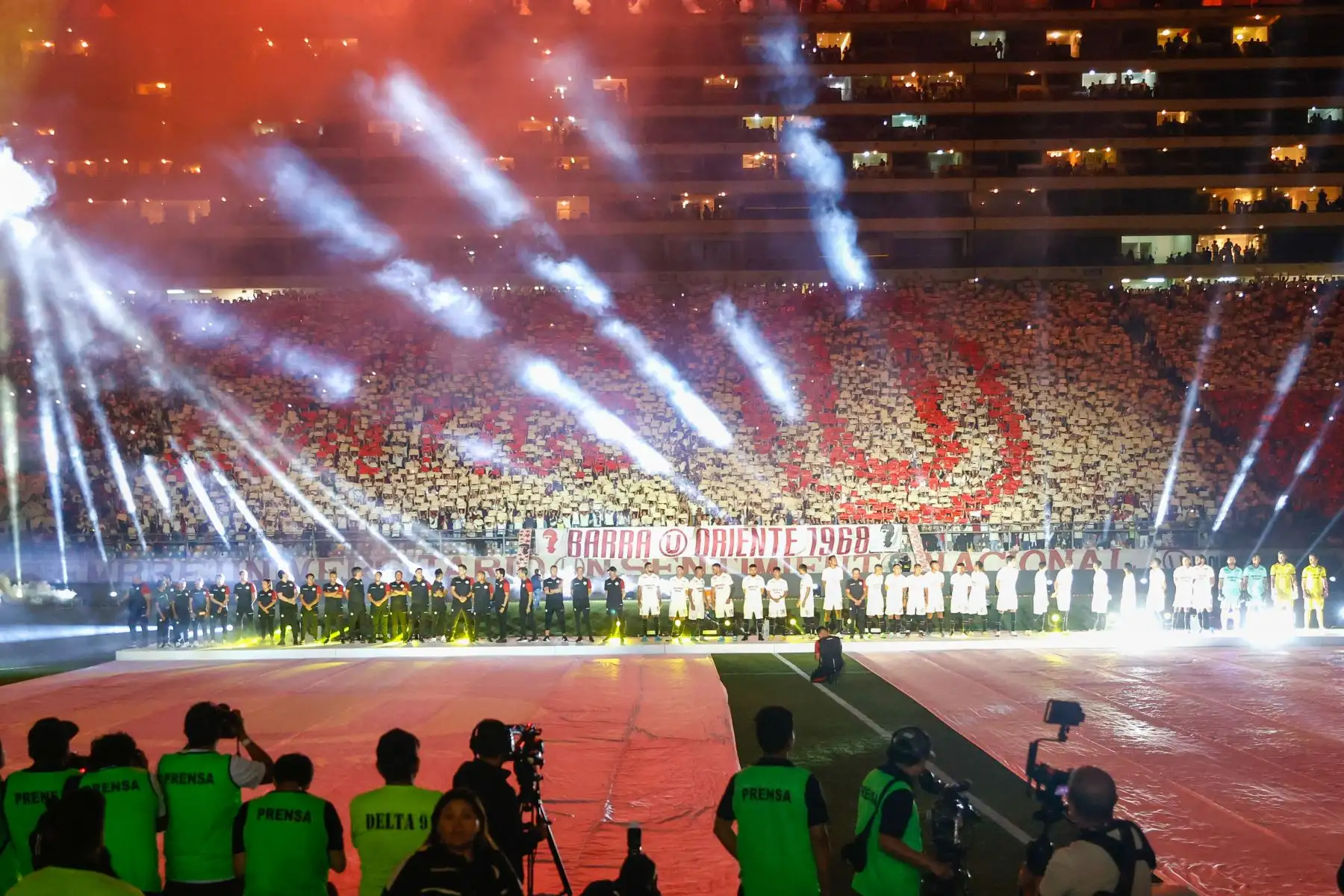 Con un espectacular juego de drones, Universitario de Deportes abrió la ‘Noche Crema 2023’. El club ‘merengue’ presentó a su plantel este sábado 7 de enero en el Estadio Monumental y que tiene como rival invitado es Aucas de Ecuador. Foto: ANDINA/Vidal Tarqui