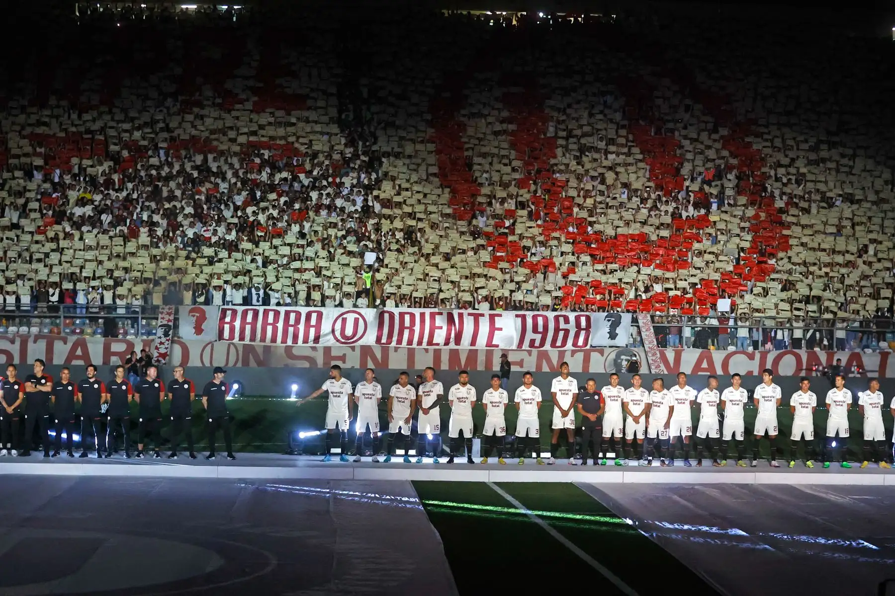 Con un espectacular juego de drones, Universitario de Deportes abrió la ‘Noche Crema 2023’. El club ‘merengue’ presentó a su plantel este sábado 7 de enero en el Estadio Monumental y que tiene como rival invitado es Aucas de Ecuador. Foto: ANDINA/Vidal Tarqui