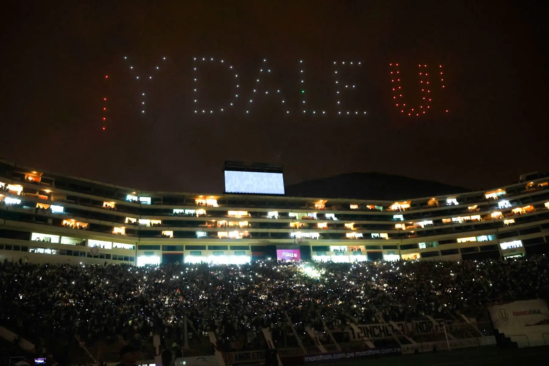 Con un espectacular juego de drones, Universitario de Deportes abrió la ‘Noche Crema 2023’. El club ‘merengue’ presentó a su plantel este sábado 7 de enero en el Estadio Monumental y que tiene como rival invitado es Aucas de Ecuador. Foto: ANDINA/Vidal Tarqui