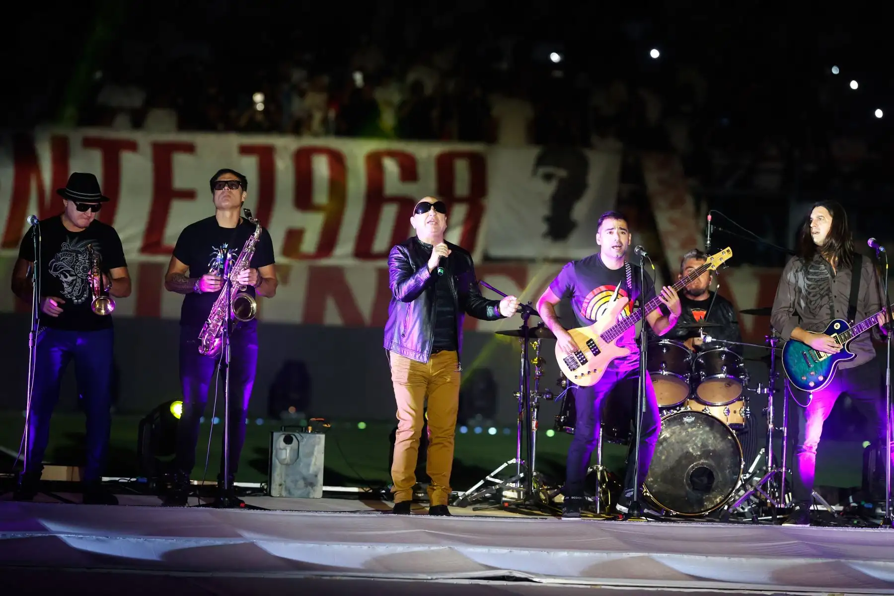 Con un espectacular juego de drones, Universitario de Deportes abrió la ‘Noche Crema 2023’. El club ‘merengue’ presentó a su plantel este sábado 7 de enero en el Estadio Monumental y que tiene como rival invitado es Aucas de Ecuador. Foto: ANDINA/Vidal Tarqui