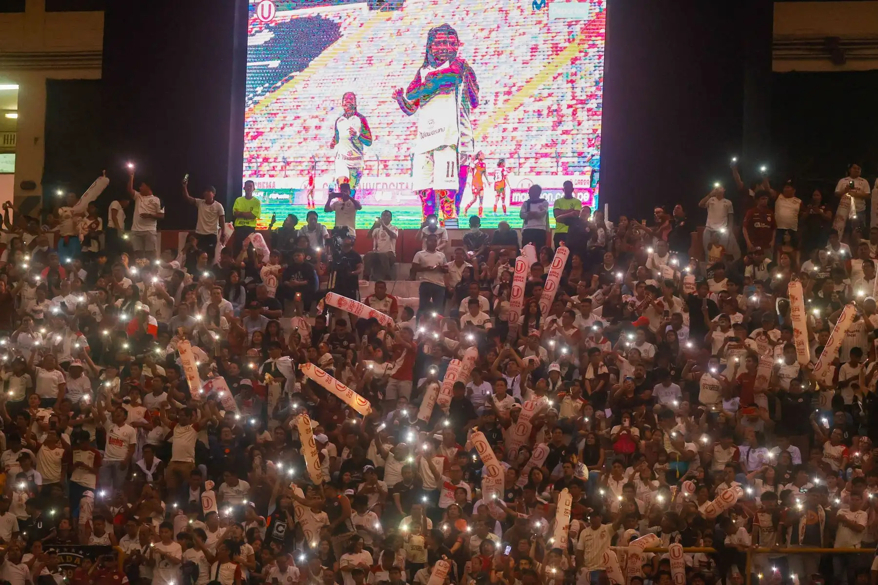 Con un espectacular juego de drones, Universitario de Deportes abrió la ‘Noche Crema 2023’. El club ‘merengue’ presentó a su plantel este sábado 7 de enero en el Estadio Monumental y que tiene como rival invitado es Aucas de Ecuador. Foto: ANDINA/Vidal Tarqui
