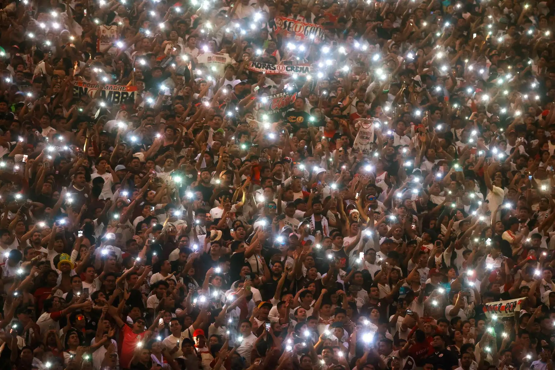 Con un espectacular juego de drones, Universitario de Deportes abrió la ‘Noche Crema 2023’. El club ‘merengue’ presentó a su plantel este sábado 7 de enero en el Estadio Monumental y que tiene como rival invitado es Aucas de Ecuador. Foto: ANDINA/Vidal Tarqui