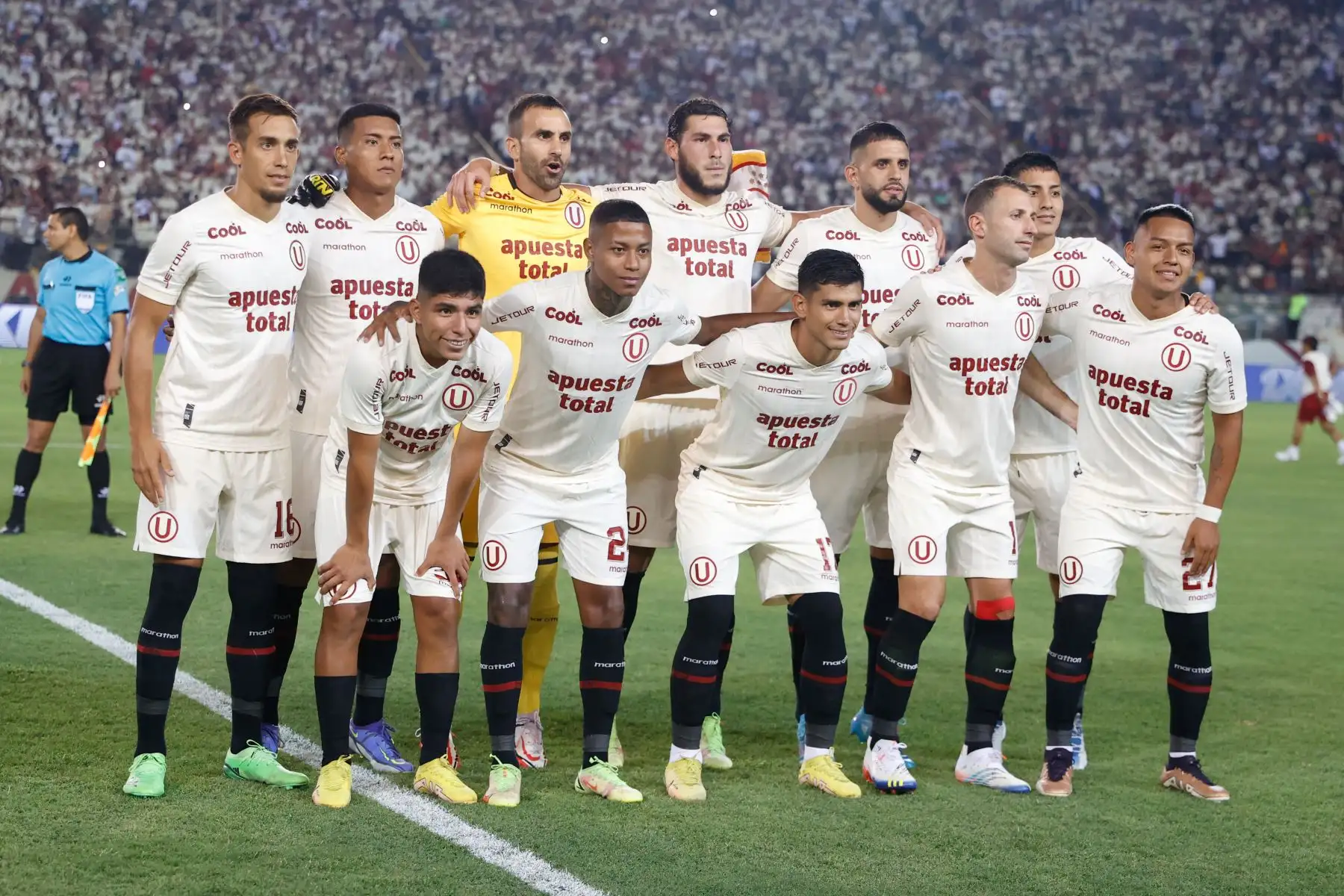 Universitario de Deportes se enfrenta a  Aucas en la ‘Noche Crema 2023′. Foto: ANDINA/ Vidal Tarqui
