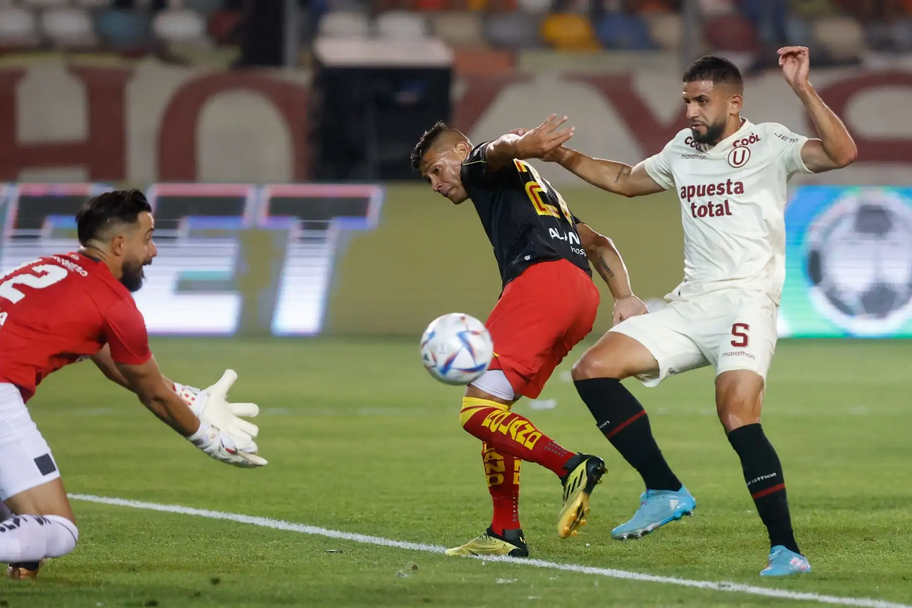 Universitario de Deportes se enfrenta a  Aucas en la ‘Noche Crema 2023′. Foto: ANDINA/ Vidal Tarqui