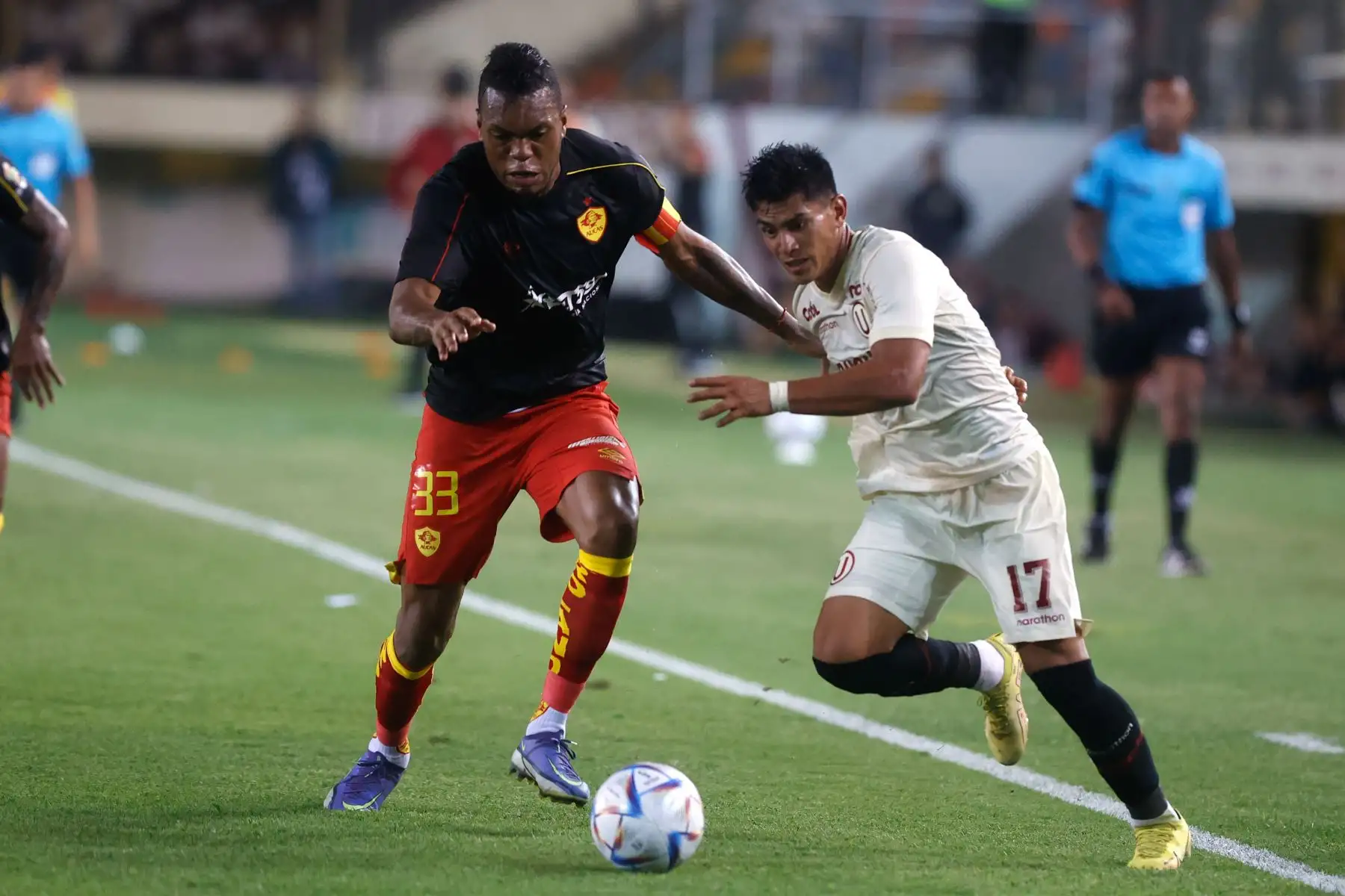 Universitario de Deportes se enfrenta a  Aucas en la ‘Noche Crema 2023′. Foto: ANDINA/ Vidal Tarqui